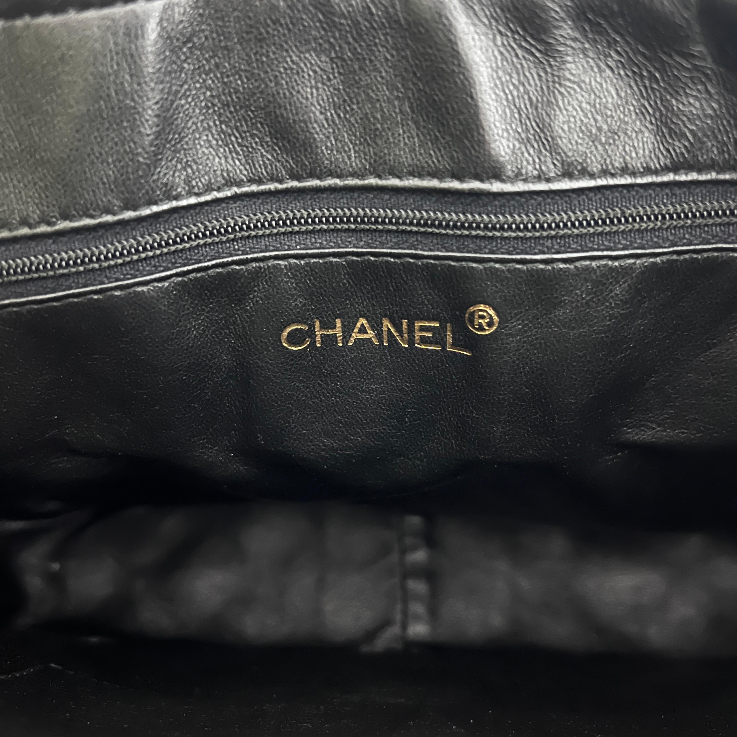 Chanel Kameratasche Gestepptes Lammfell Schwarz 1991-1994 im Angebot 10