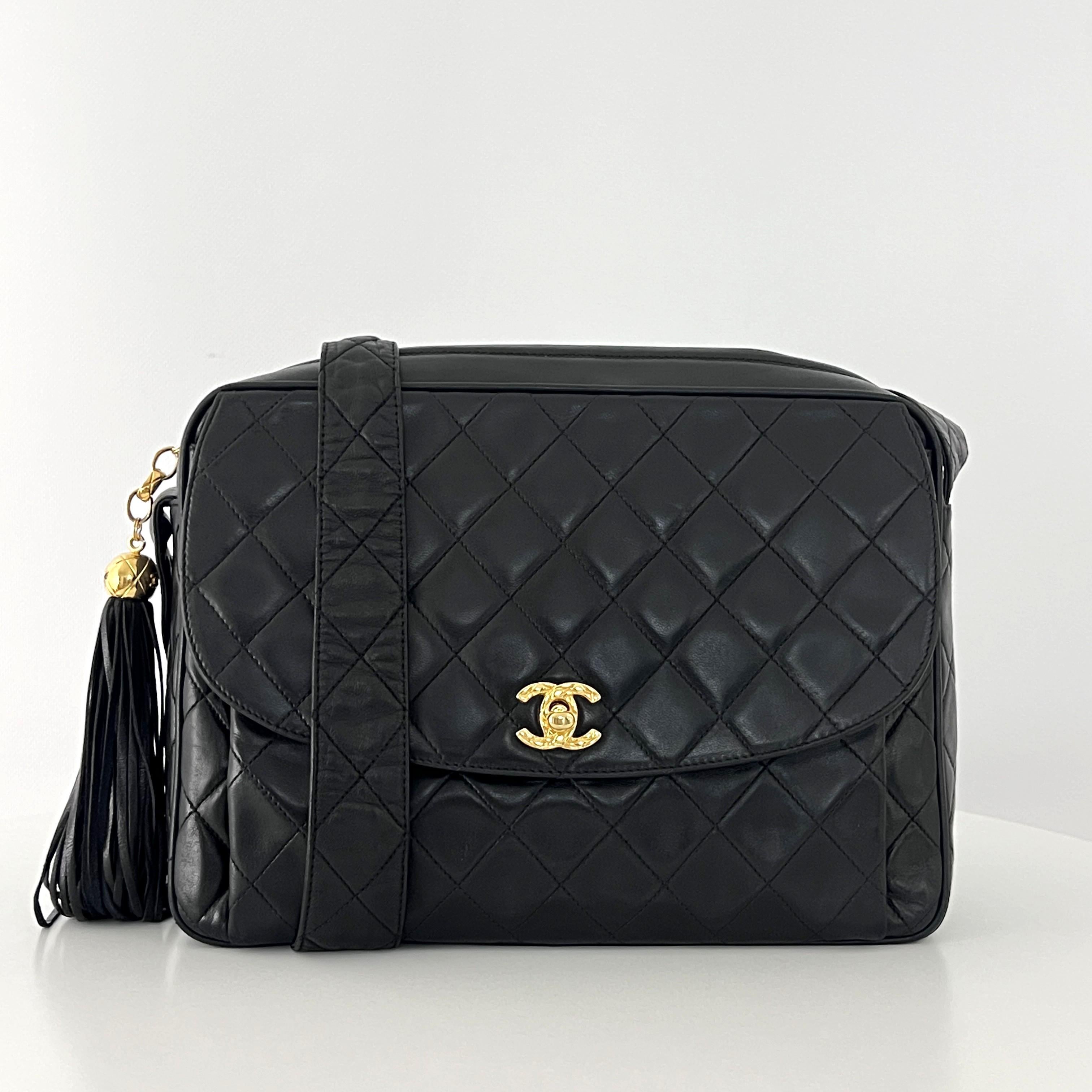 Chanel Kameratasche Gestepptes Lammfell Schwarz 1991-1994 im Zustand „Hervorragend“ im Angebot in SAINT-OUEN-SUR-SEINE, FR