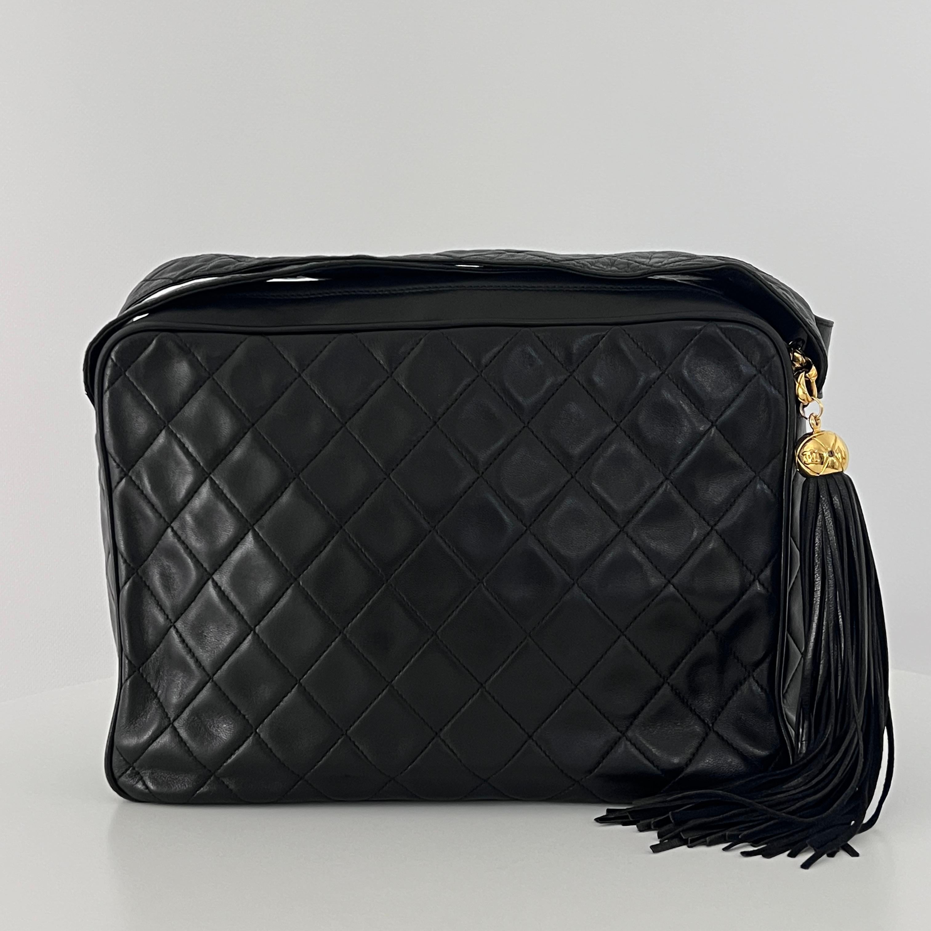 Chanel Kameratasche Gestepptes Lammfell Schwarz 1991-1994 für Damen oder Herren im Angebot