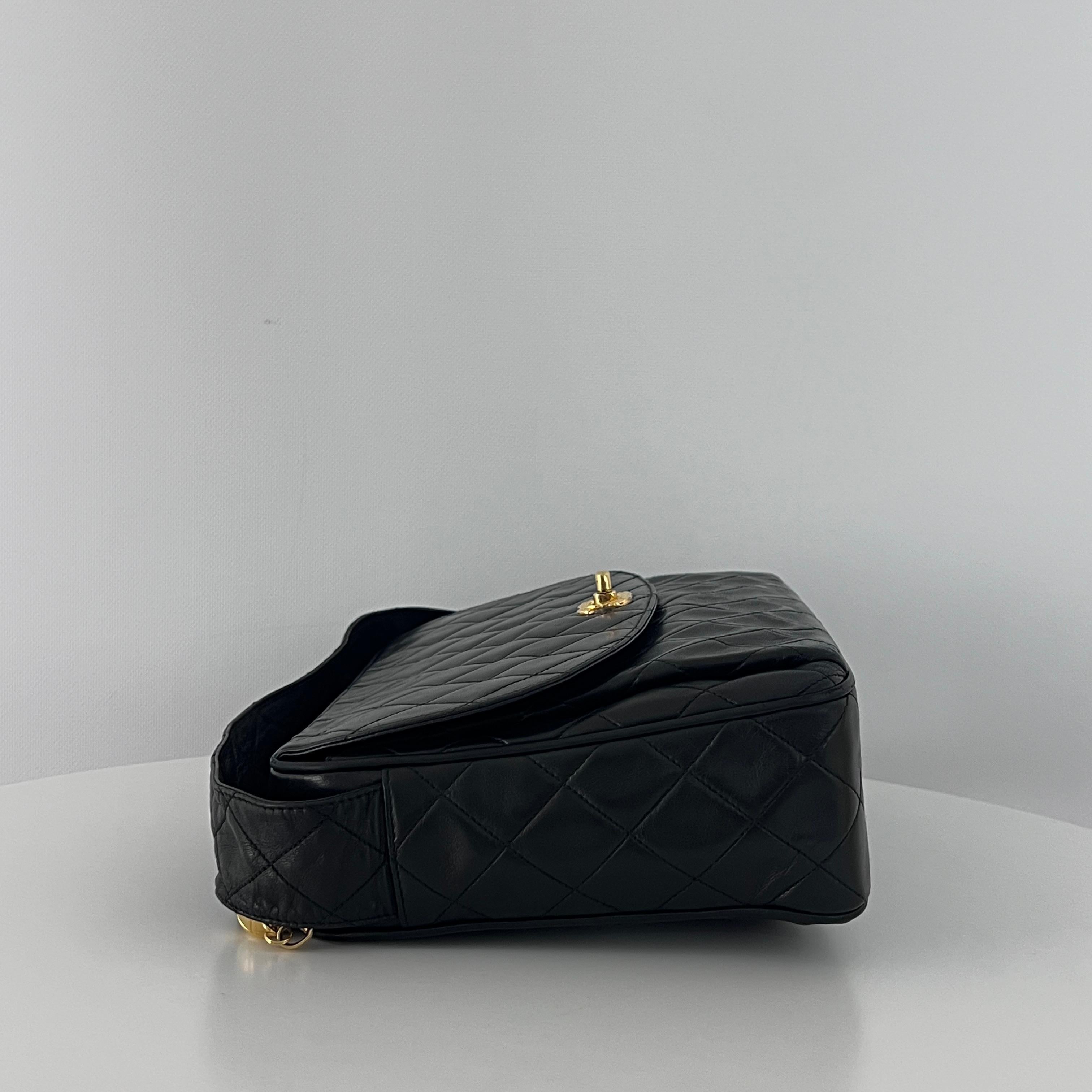 Chanel Kameratasche Gestepptes Lammfell Schwarz 1991-1994 im Angebot 1