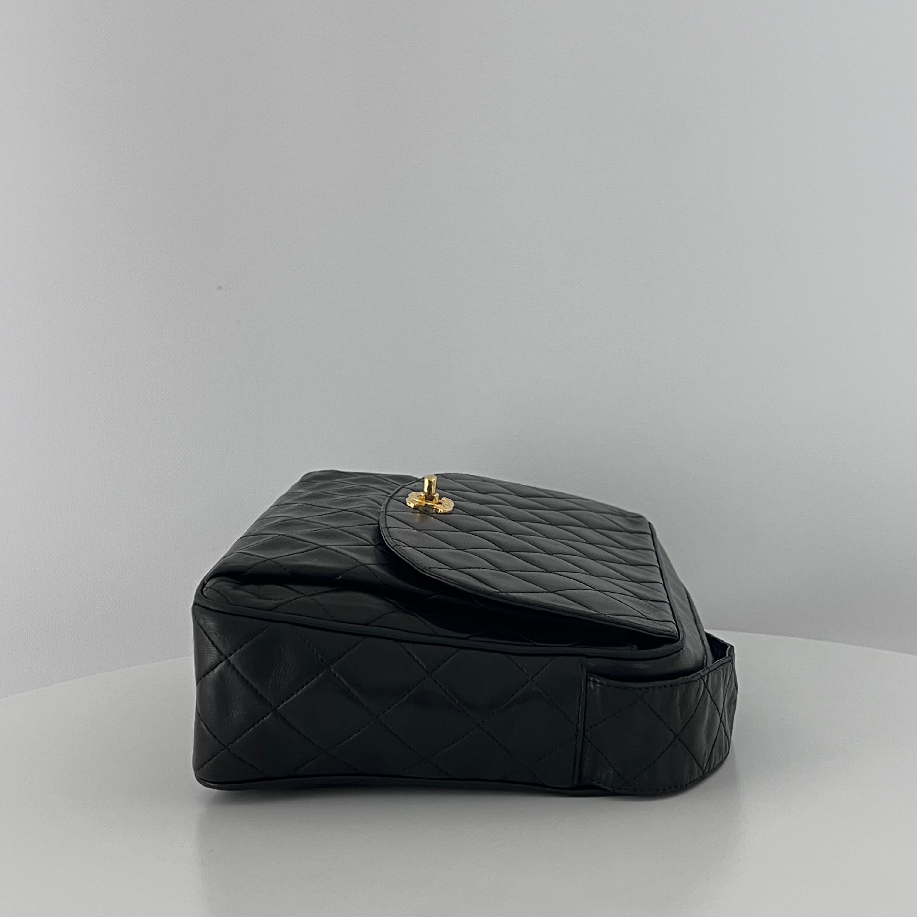 Chanel Kameratasche Gestepptes Lammfell Schwarz 1991-1994 im Angebot 2