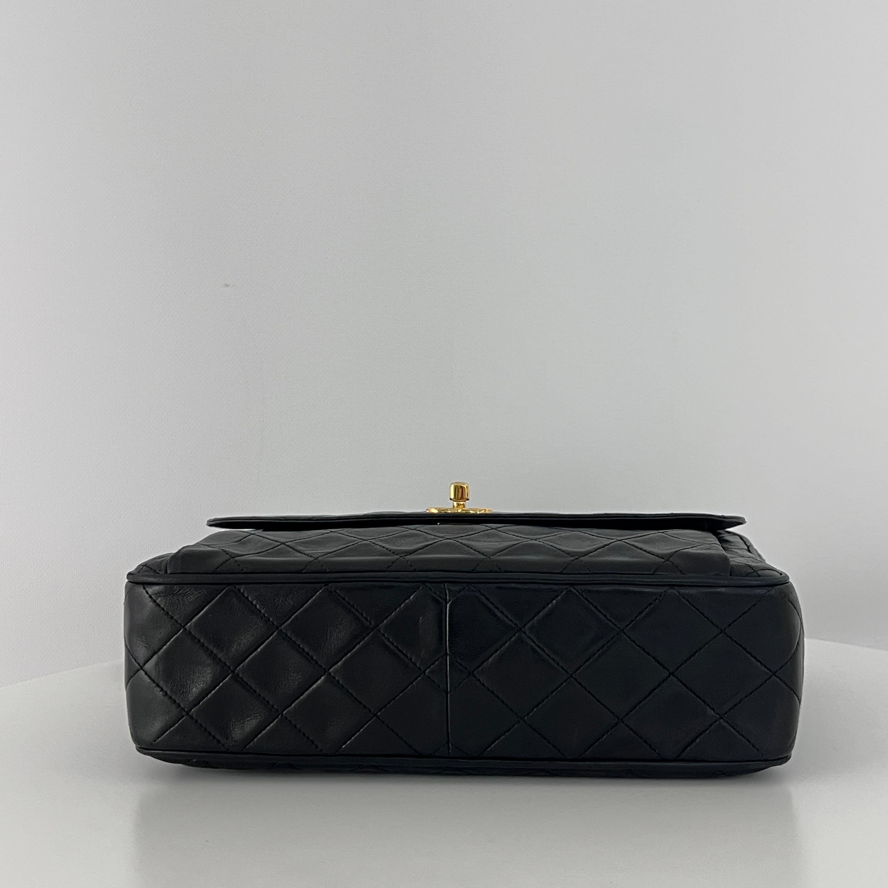 Chanel Kameratasche Gestepptes Lammfell Schwarz 1991-1994 im Angebot 3