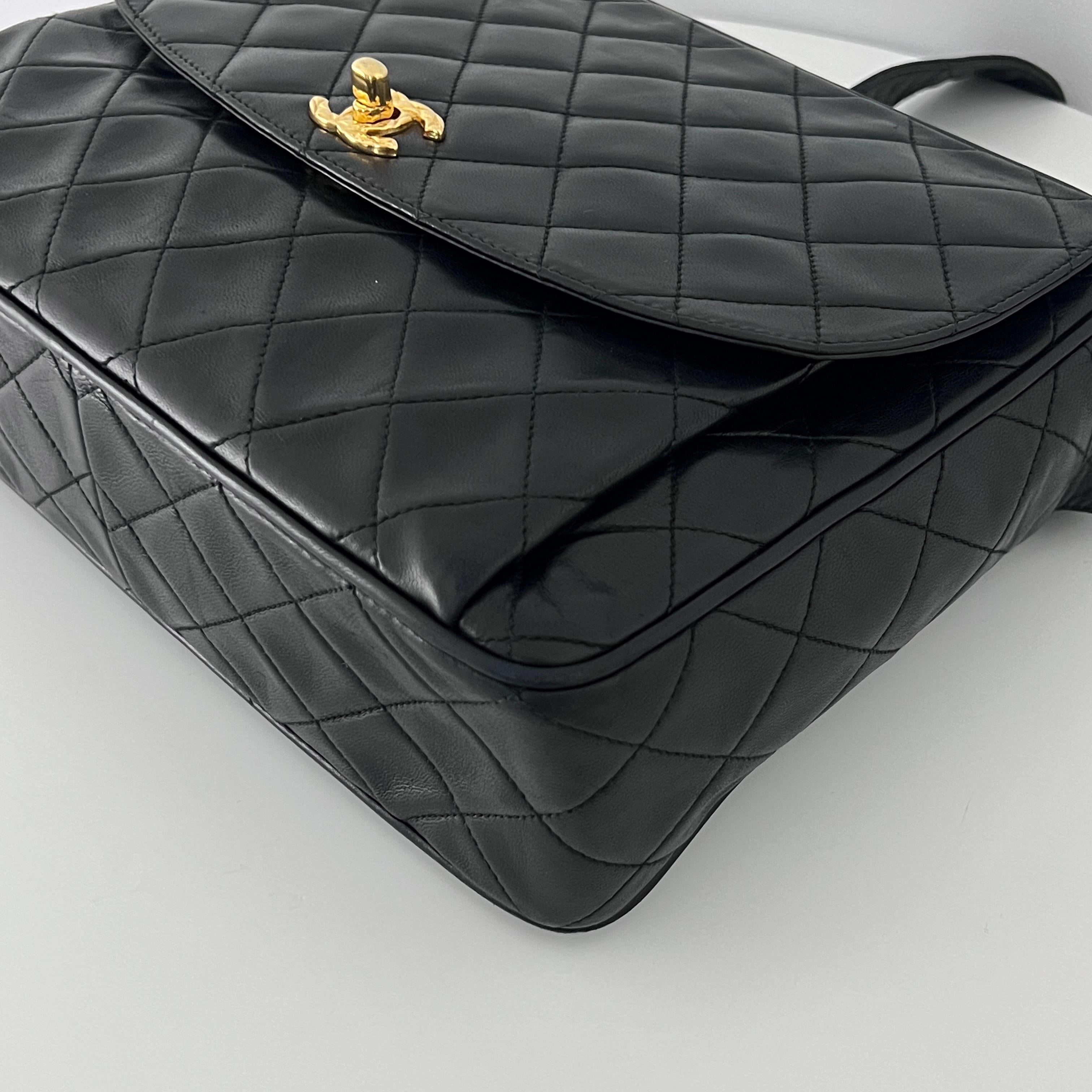 Chanel Kameratasche Gestepptes Lammfell Schwarz 1991-1994 im Angebot 4