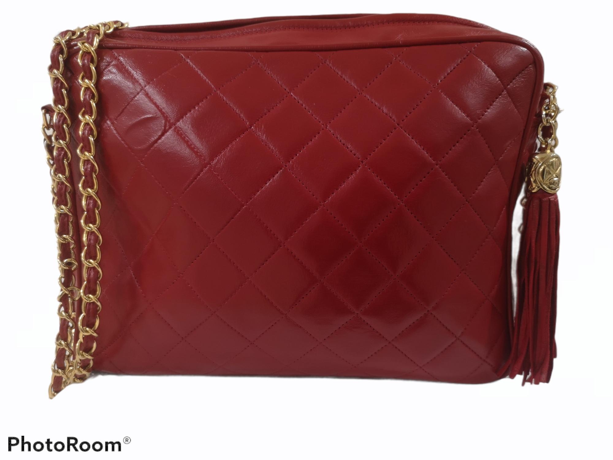 Borsa Chanel Camera bag in pelle rossa con catena dorata 2