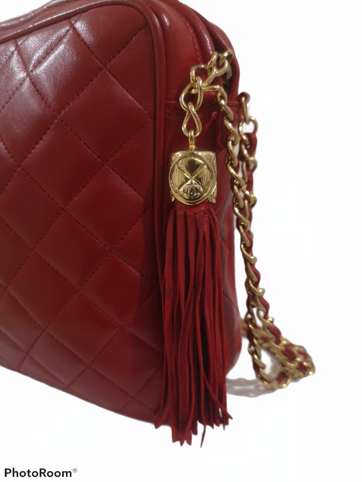 Borsa Chanel Camera bag in pelle rossa con catena dorata 3