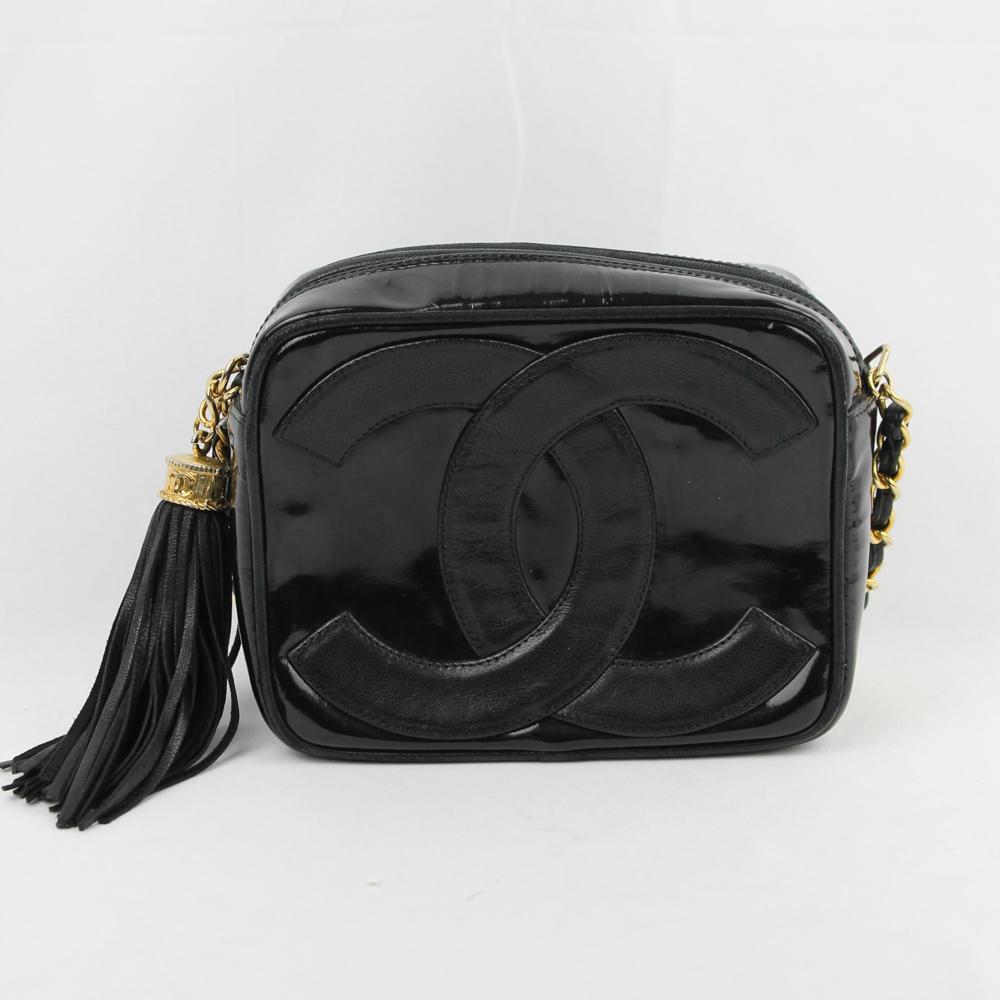 A limited edition Chanel vintage collector's piece.
In glossy black patent leather and gold hardware.
Zipper closure and fancy tassel .
Item in excellent condition with some minor signs of wear as pictured, provided with its internal serial number,