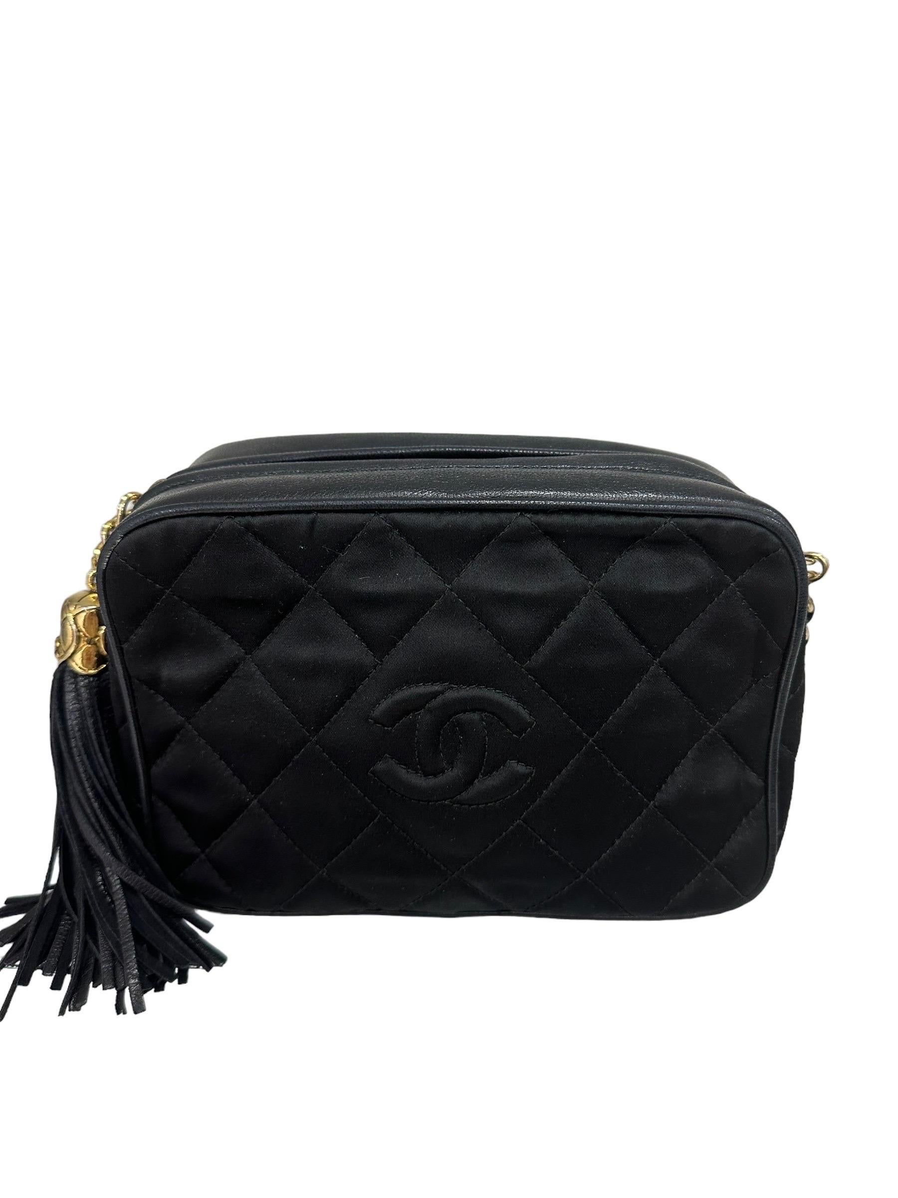 Chanel-Firmentasche, Modell Camera Bag Vintage, hergestellt in Nero mit verschnörkelten Beschlägen. Ausgestattet mit einem überstehenden Reißverschluss, innen mit rotem Pelz besetzt, der das Wesentliche enthält. Munita di una tracolla intrecciata in