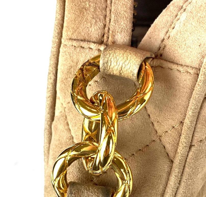 Chanel - Sac à bandoulière en daim beige matelassé avec pompon et franges pour appareil photo 28ca530 en vente 5