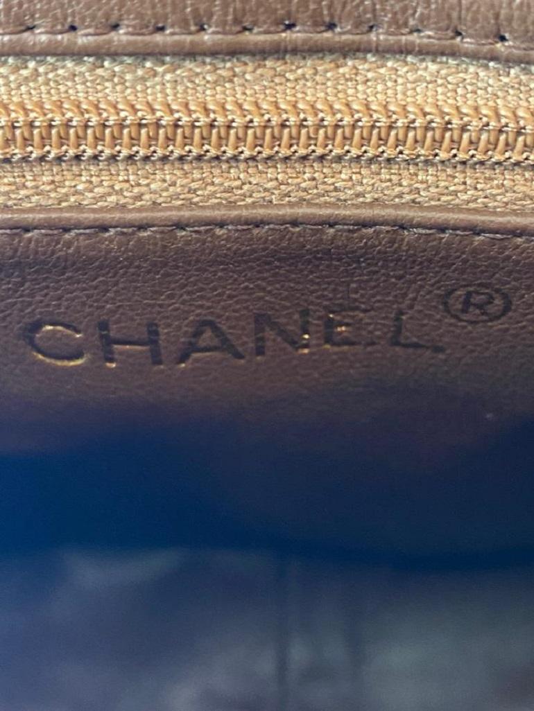 Beige Chanel - Sac à bandoulière en daim beige matelassé avec pompon et franges pour appareil photo 28ca530 en vente