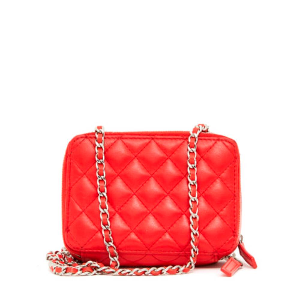 Red Chanel, Camera in red leather