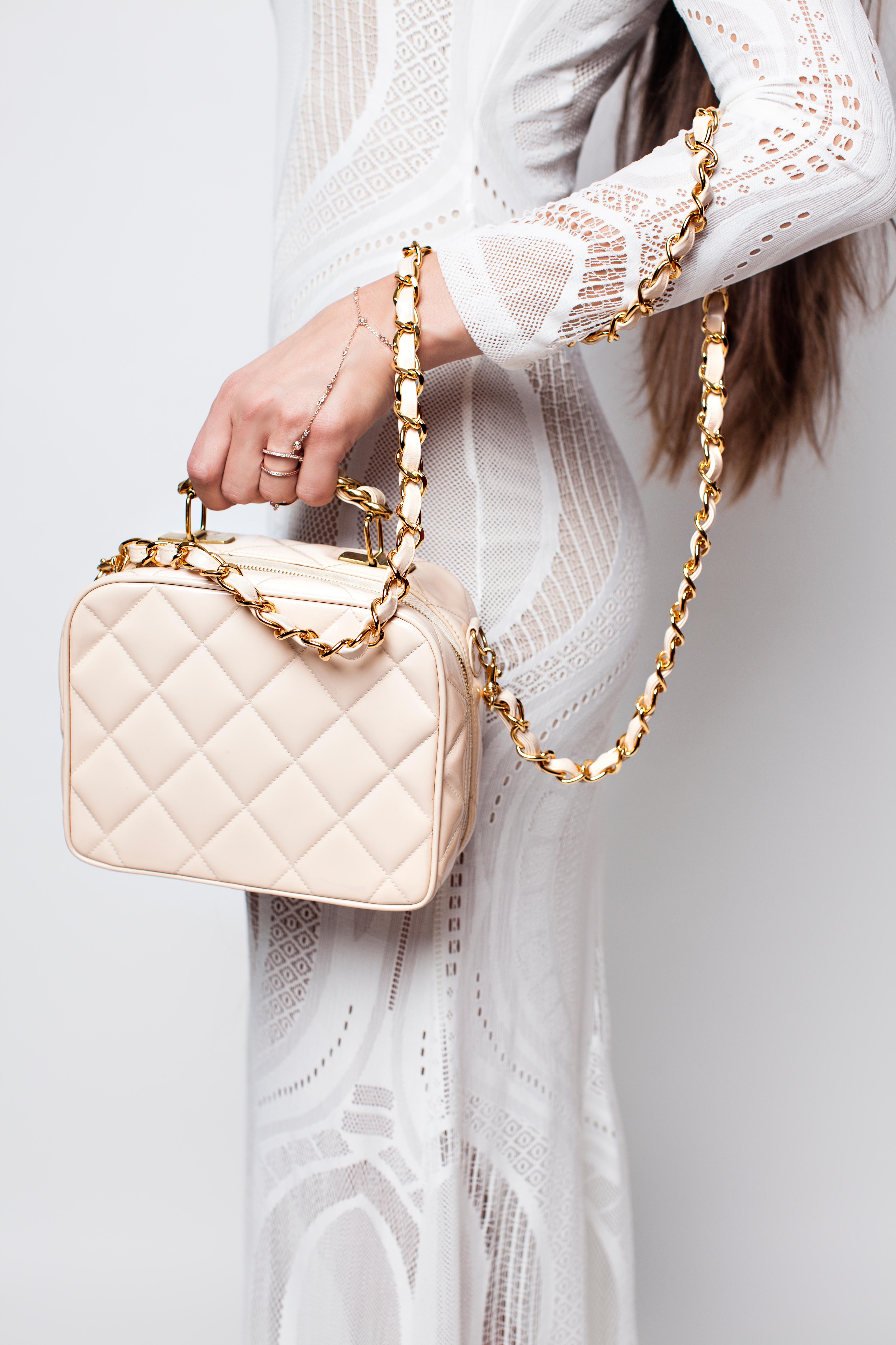 Chanel Camera Mini Quilted Vintage Rare Beige Nude Patent Cross Body Bag

Year: 1994 {VINTAGE 30 Years}

Gold hardware
Classic Interwoven top handle
Detachable classic interwoven chain strap
Patent leather diamond stitching
Vanity style ideal for