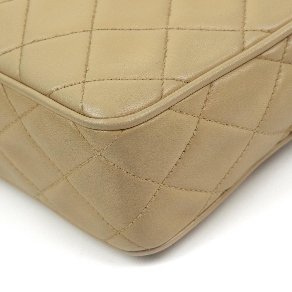 CHANEL, Vintage-Kamera aus beigem Leder im Angebot 8
