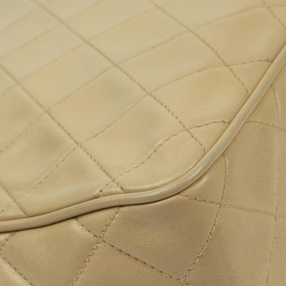 CHANEL, Vintage-Kamera aus beigem Leder im Angebot 9