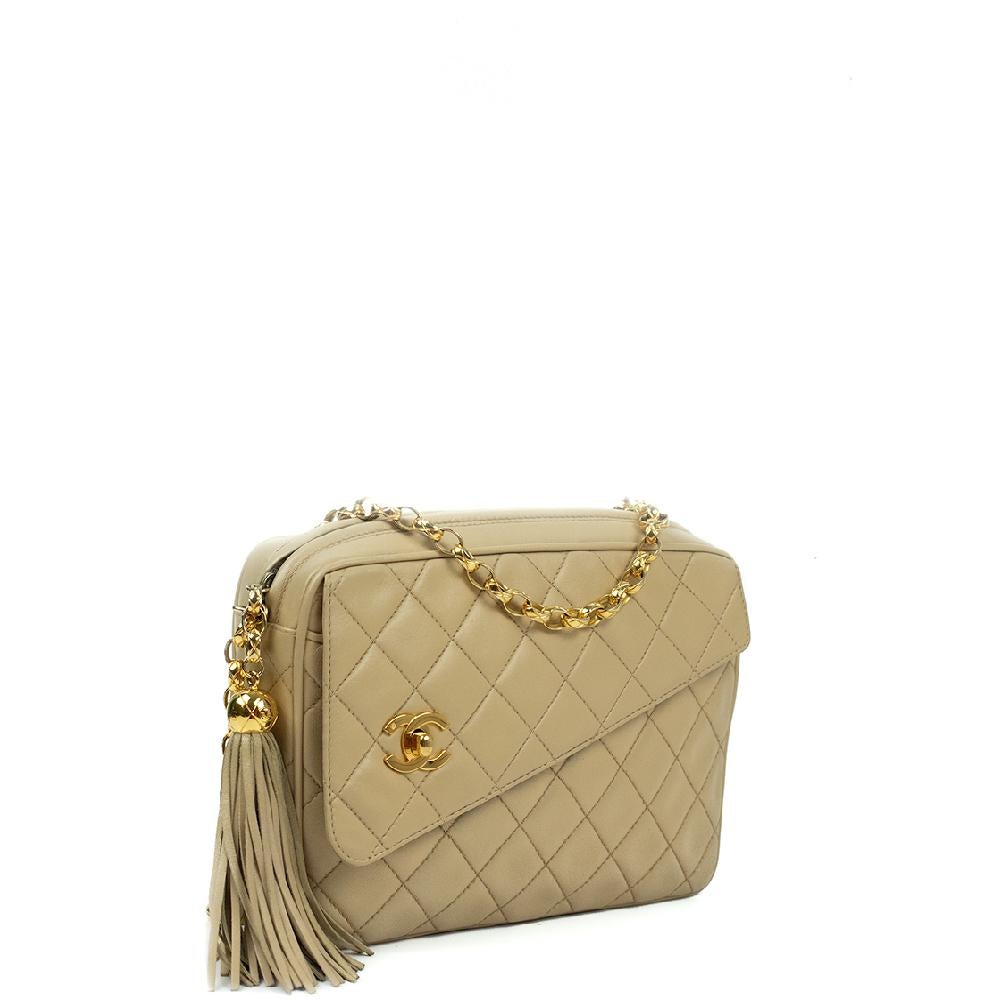 - Designer: CHANEL
- Modell: Kamera Vintage
- Zustand: Sehr guter Zustand. Tasche von einem Fachmann restauriert, leichte Abnutzungserscheinungen am Leder, leichte Abnutzungserscheinungen an den Ecken des Bodens
- Zubehör: Staubbeutel
- Abmessungen: