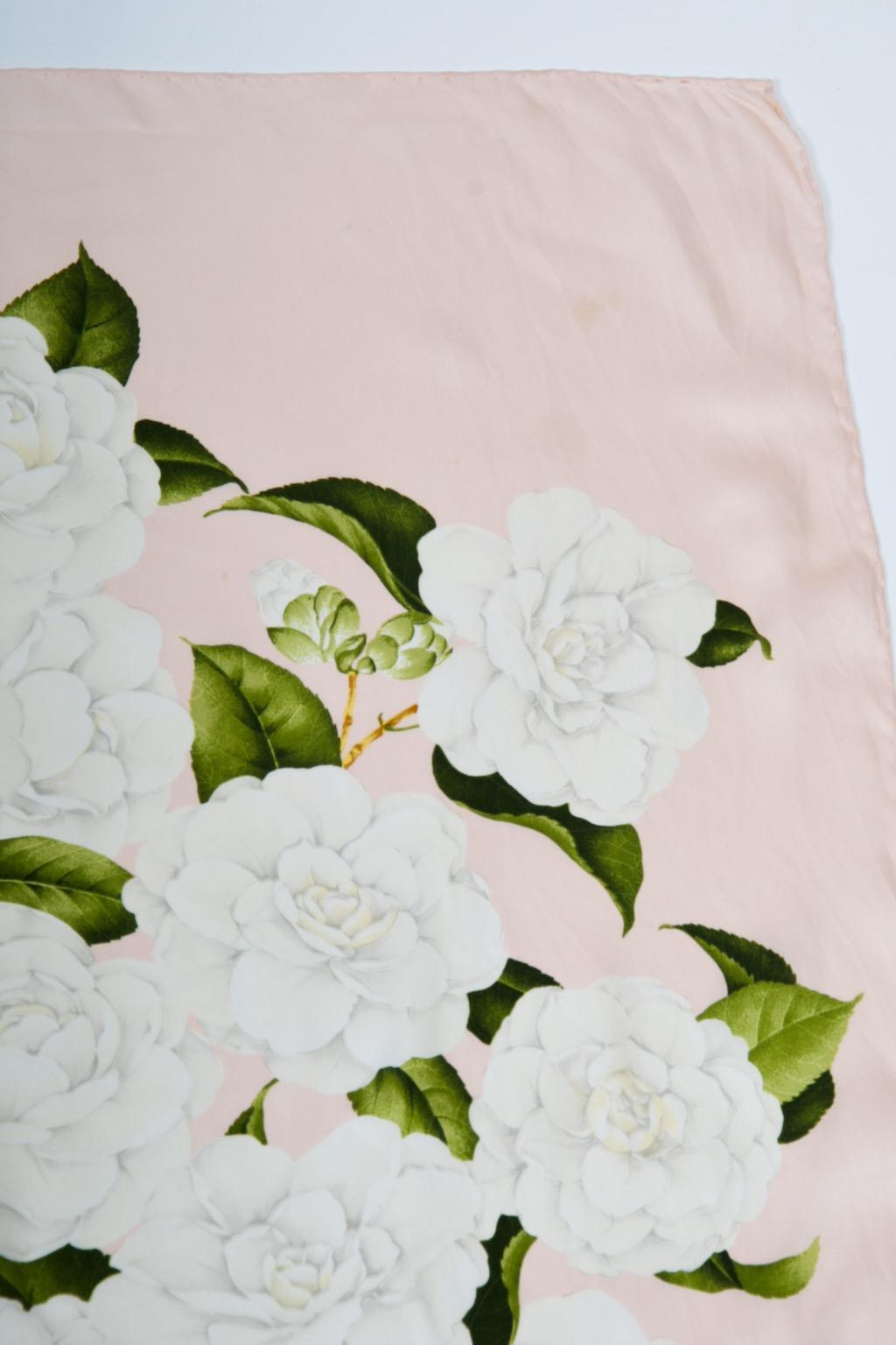 Bufanda Chanel Camillia en Bueno estado para la venta en Alford, MA