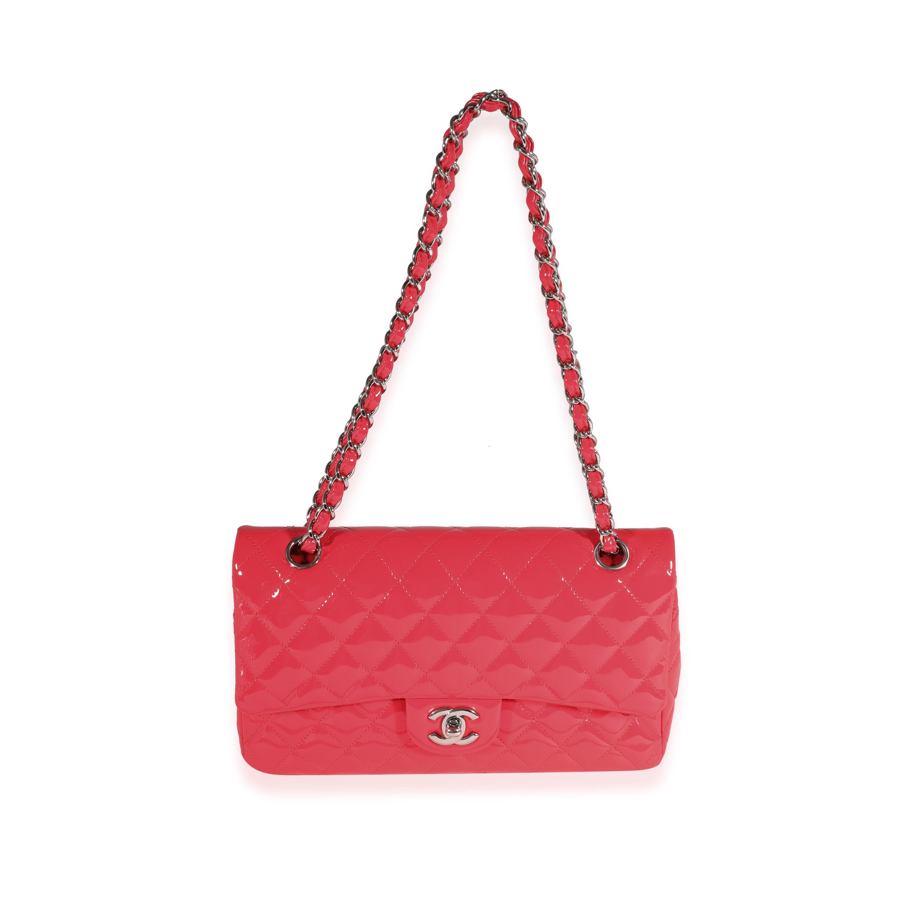 Auflistung Titel: Chanel Candy Pink Gestepptes Lackleder Medium Classic Double Flap Tasche
SKU: 121750
MSRP: 8800.00
Zustand: Gebraucht 
Handtasche Zustand: Ausgezeichnet
Bemerkungen zum Zustand: Ausgezeichneter Zustand. Etwas Plastik bei Hardware.