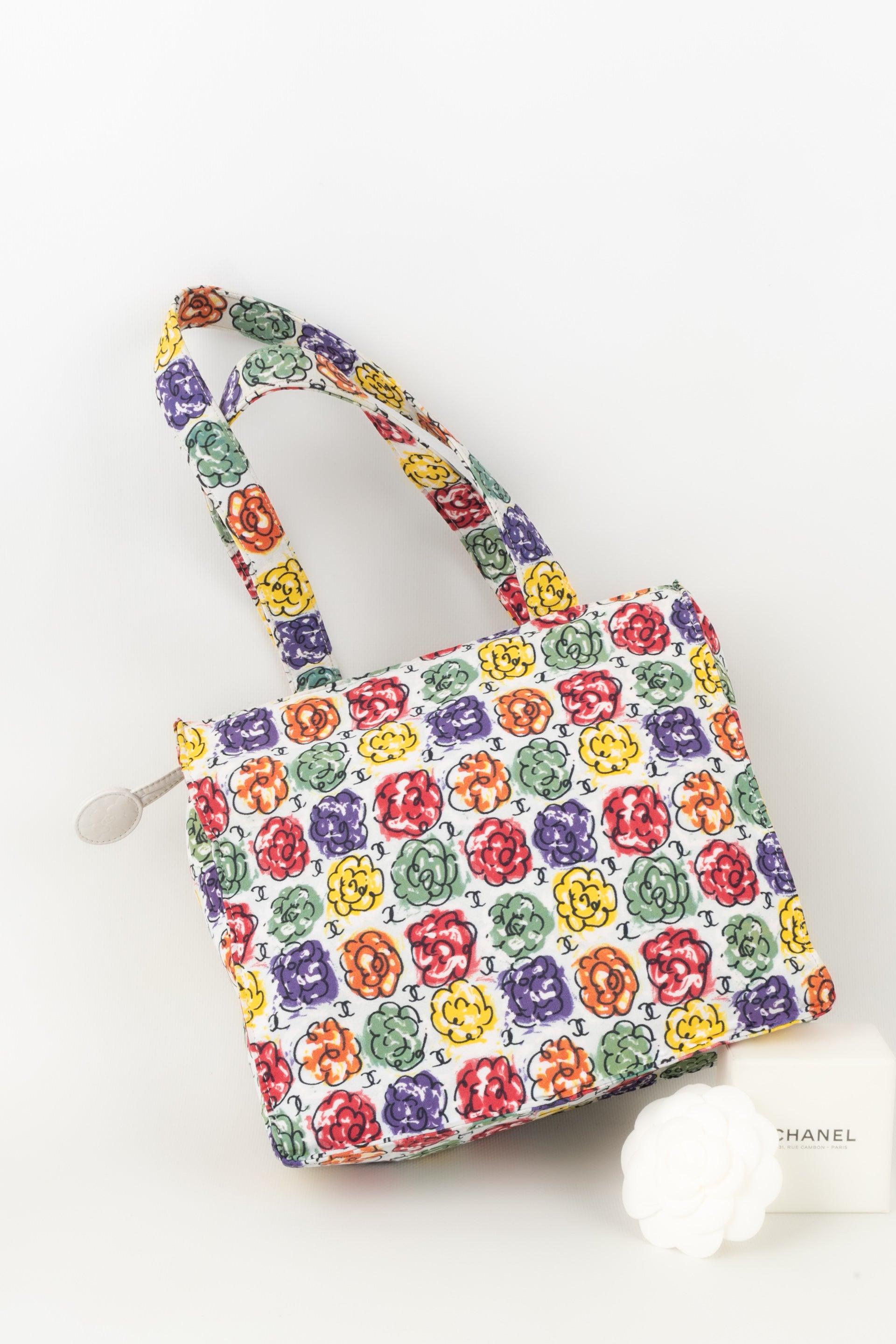 Chanel - (Made in France) Canvas bag printed with multicolored flowers on a white background. Sold with its serial number. 1997/1999 Collection.

Additional information:
Condition: Very good condition
Dimensions: Height: 21.5 cm - Length: 24 cm -