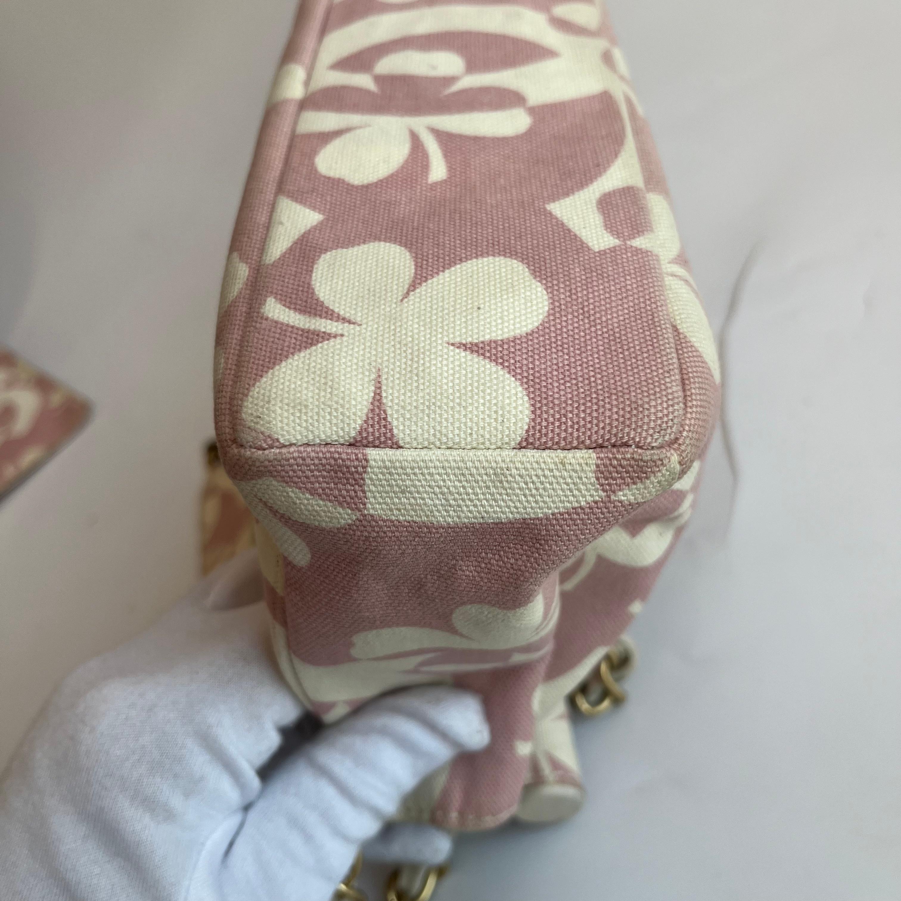 Borsa Chanel in tela con stampa a trifoglio, rosa e bianca, con custodia 2004 in vendita 5