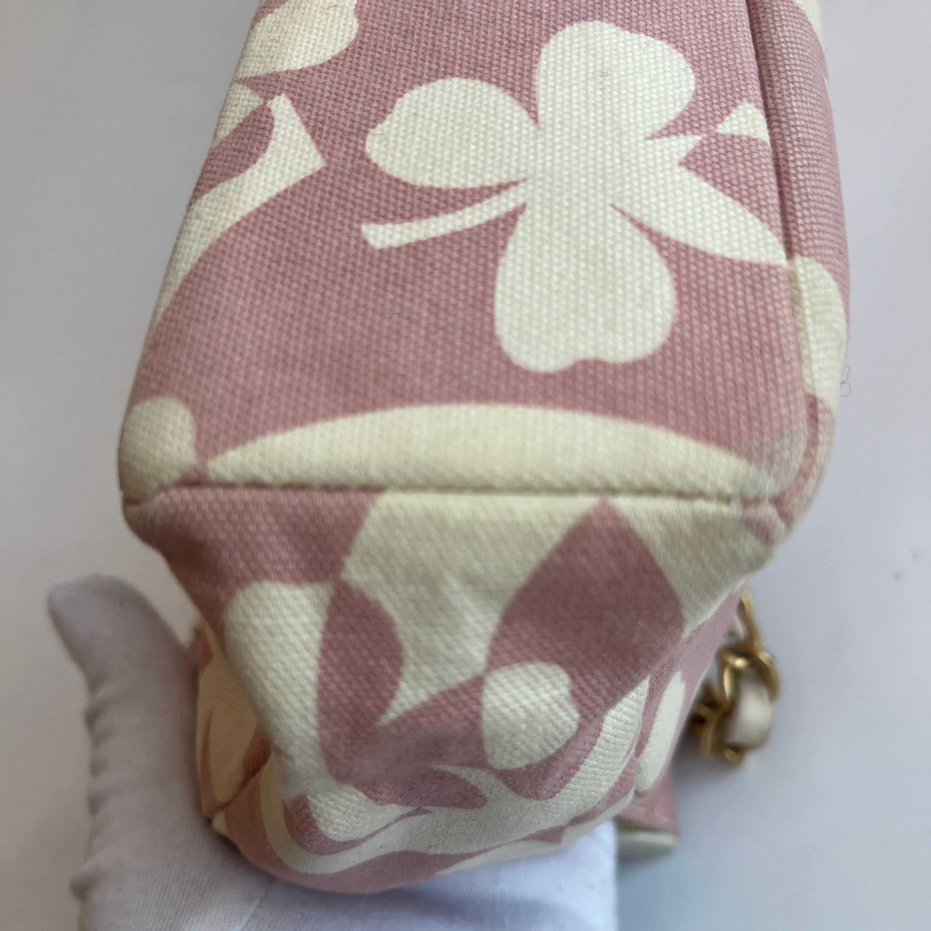 Borsa Chanel in tela con stampa a trifoglio, rosa e bianca, con custodia 2004 in vendita 6