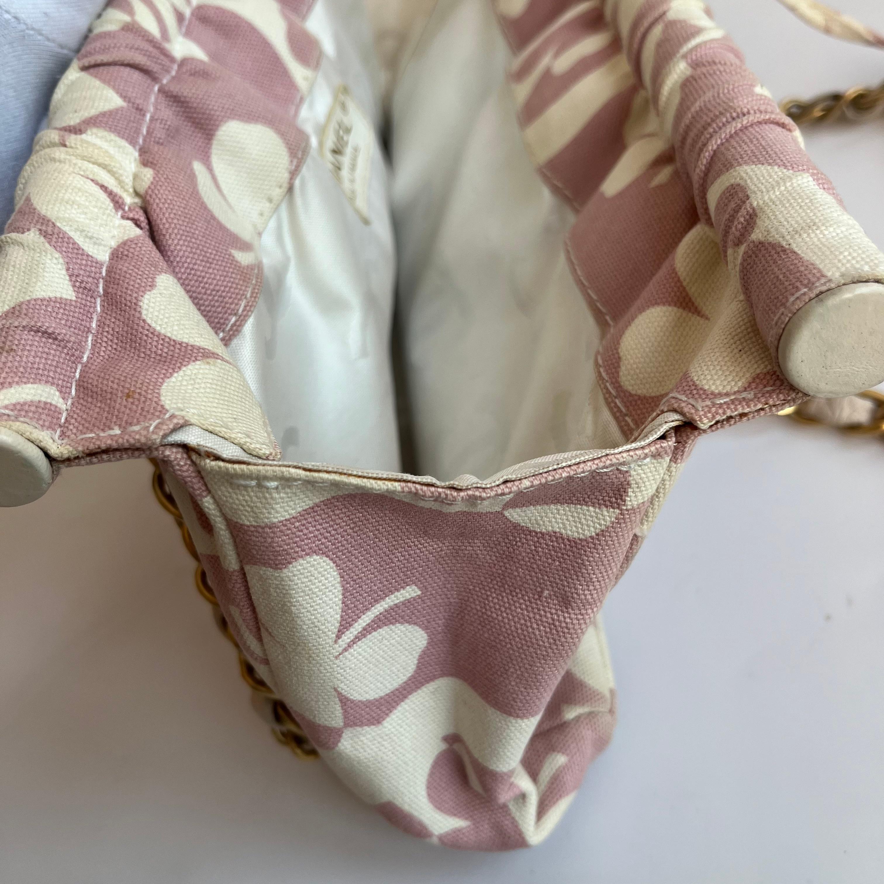 Borsa Chanel in tela con stampa a trifoglio, rosa e bianca, con custodia 2004 in vendita 7