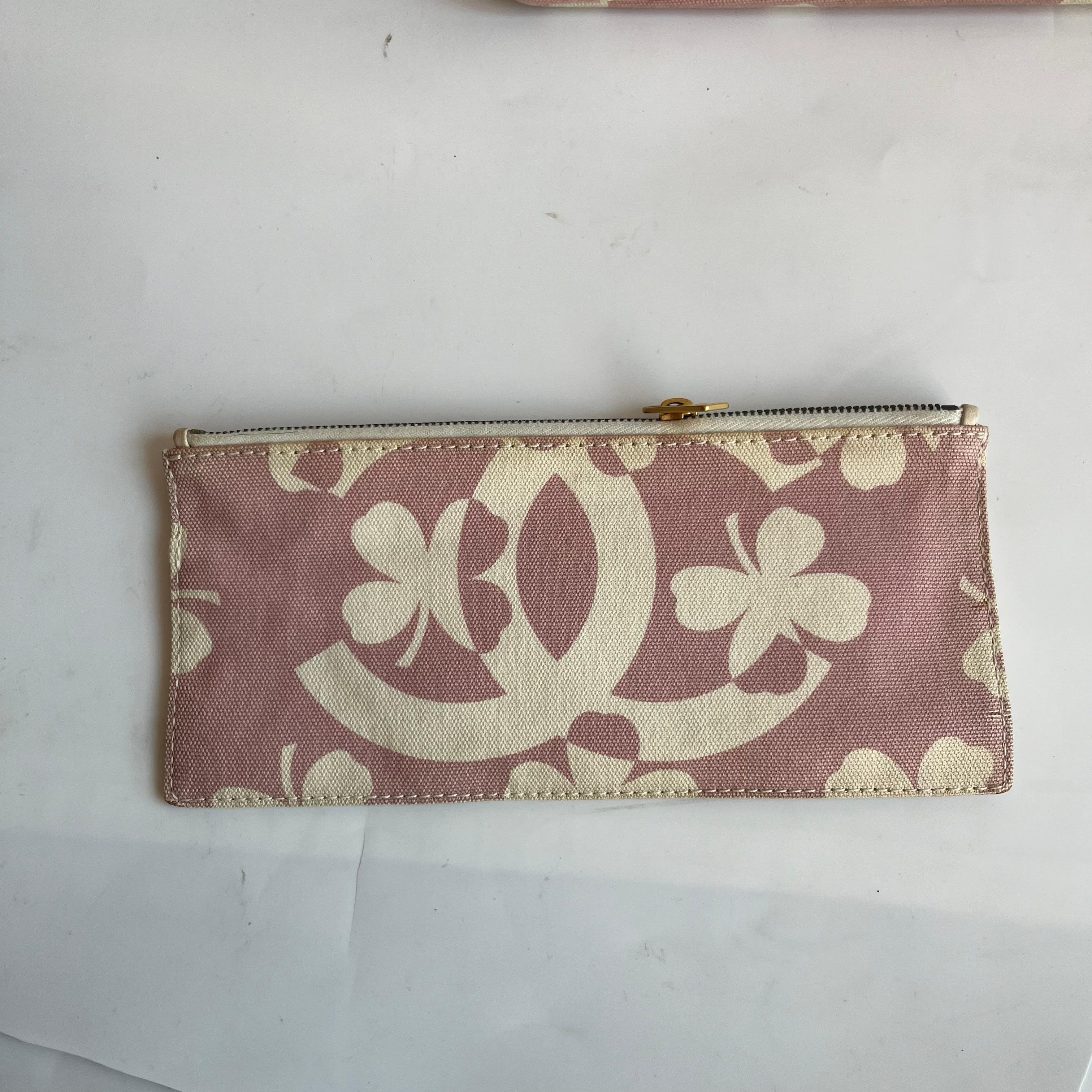 Borsa Chanel in tela con stampa a trifoglio, rosa e bianca, con custodia 2004 in vendita 10