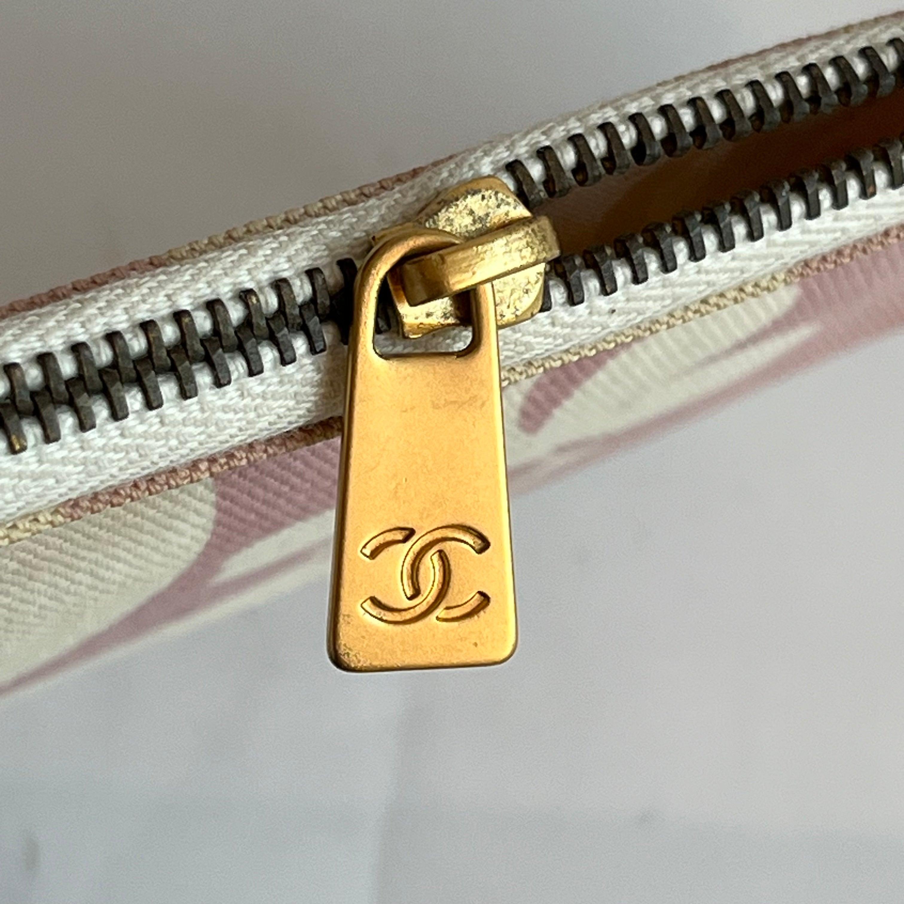 Chanel Canvas Clover Print Pink and White Frame Bag with Pouch 2004 For Sale 11