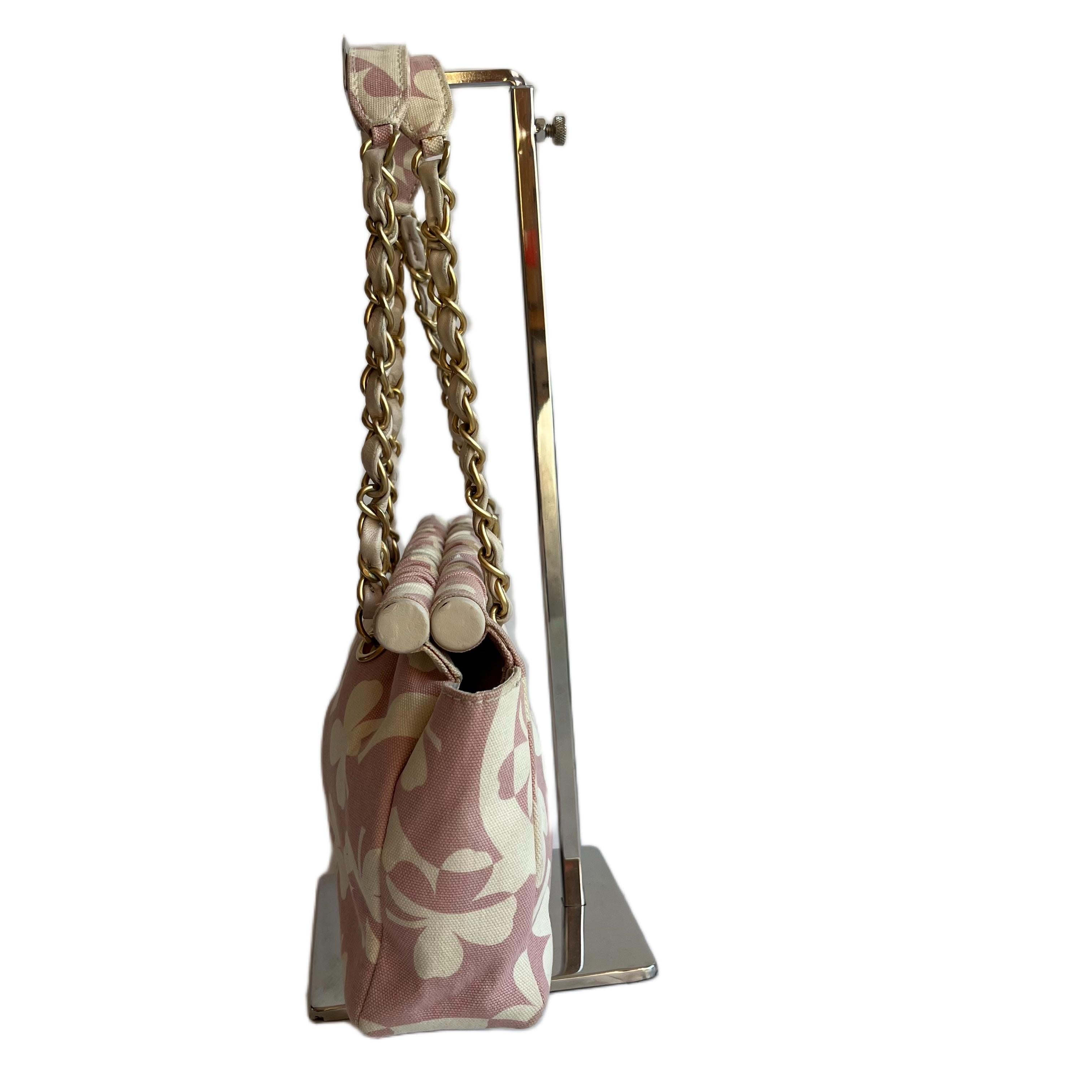 Marrone Borsa Chanel in tela con stampa a trifoglio, rosa e bianca, con custodia 2004 in vendita