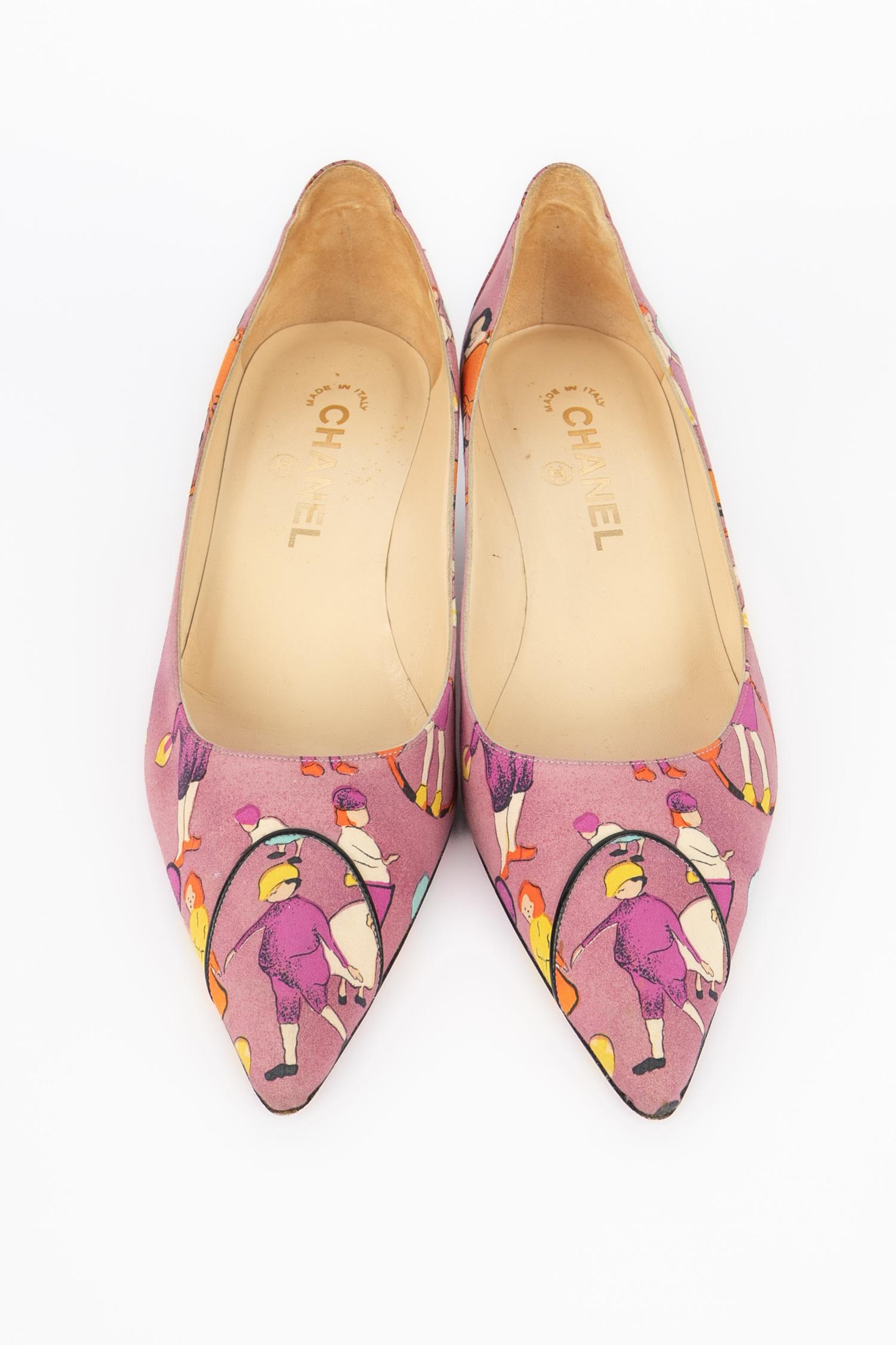 CHANEL - (Made in Italy) Pumps aus rosafarbenem Canvas, bedruckt mit einem Kindermuster.

Bedingung:
Guter Zustand

Abmessungen:
Größe 37 1/2

SKU:CH96

