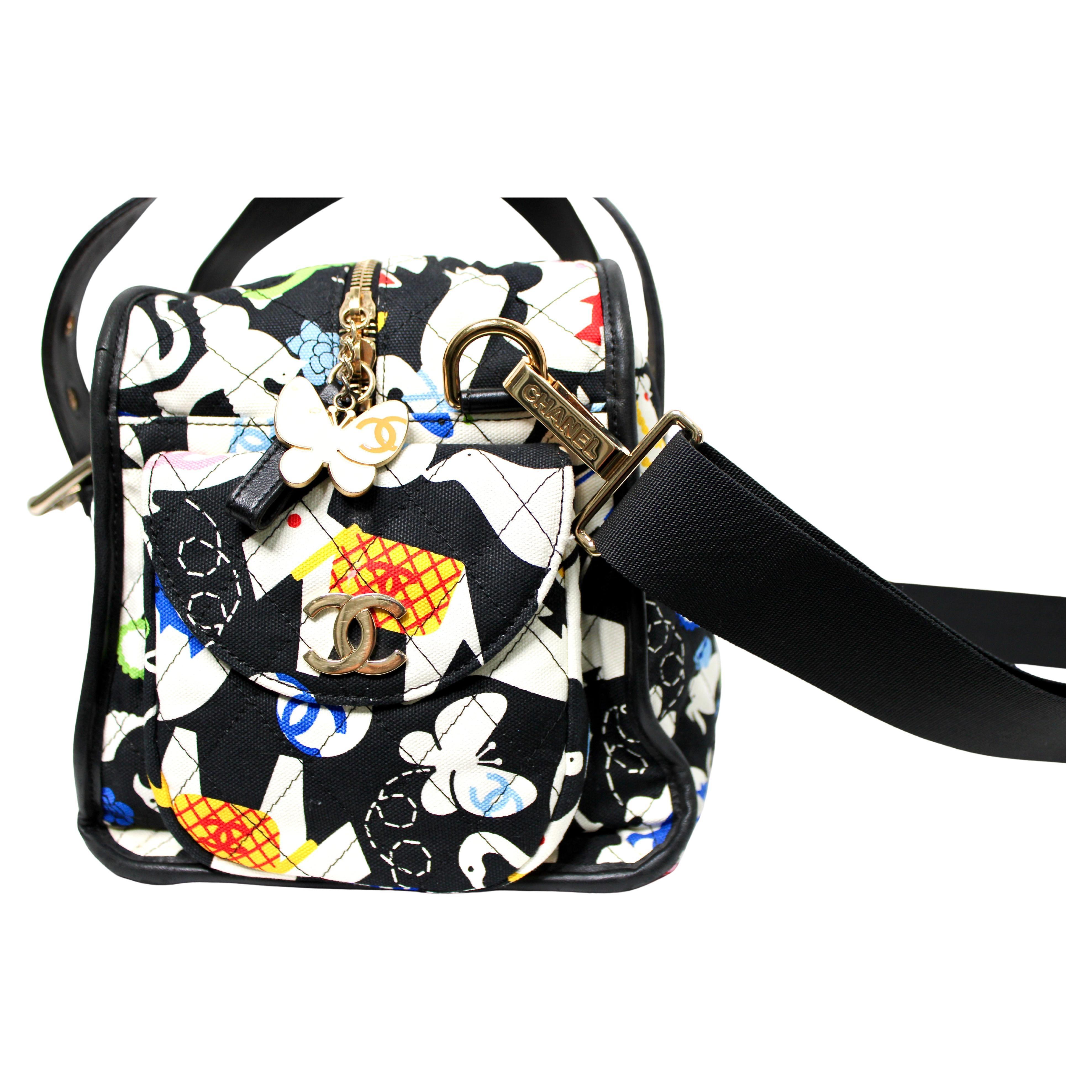 La borsa per pannolini Chanel Canvas Quilted Baby Animals del 2006 è un accessorio lussuoso e giocoso che combina perfettamente l'alta moda con la praticità. Realizzata in tela resistente con l'iconico motivo trapuntato, questa borsa è ornata da