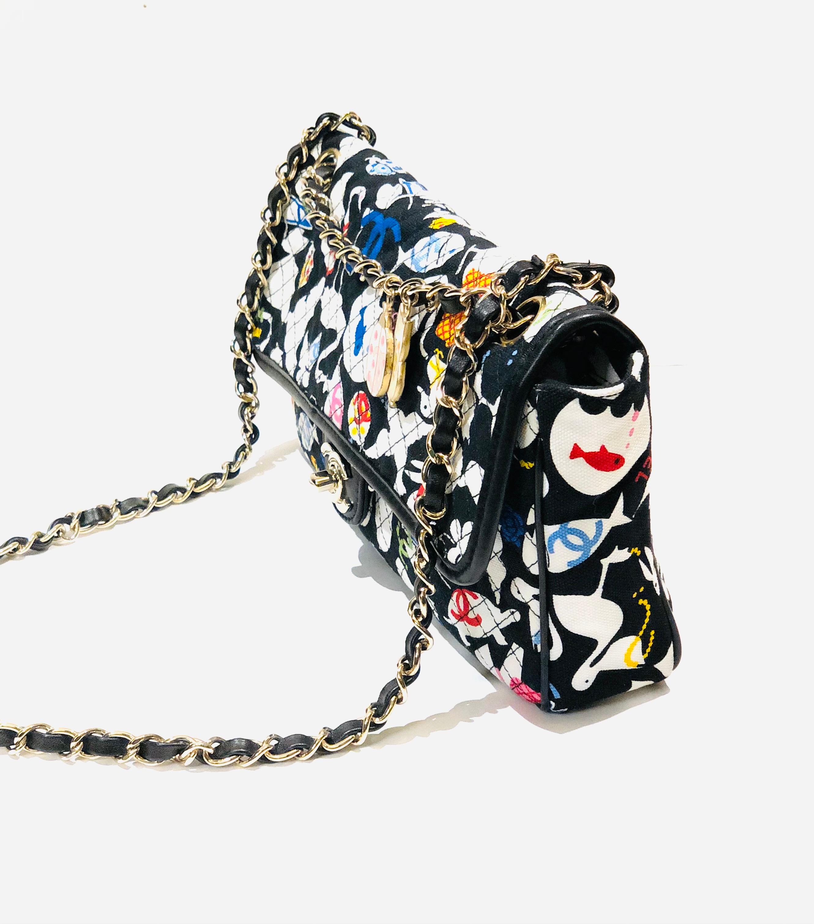 Chanel Umhängetasche aus bedrucktem Canvas (Schwarz)
