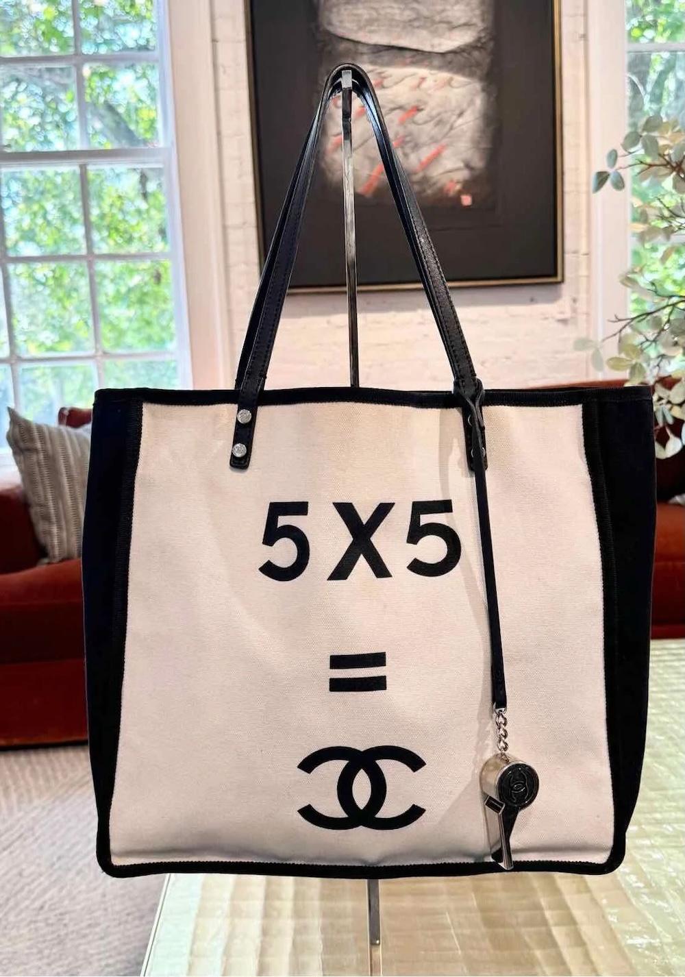 Chanel Canvas White 5x5 Lady's First Collection Beach Tote Bag In Good Condition For Sale In Montreal, Quebec