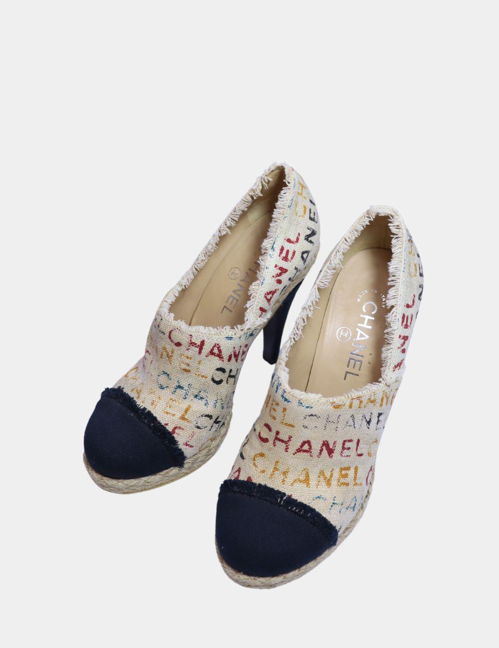 Zoccoli Chanel Cap Toe Espadrilles, Caratterizzati da una punta a cappuccio, logo all over e logo laterale cc.

Materiale: Tessuto
Taglia: EU 38
Tacco: 10 cm
Condizioni generali: Buono
Condizioni interne: Segni d'uso
Condizioni esterne: Segni leggeri