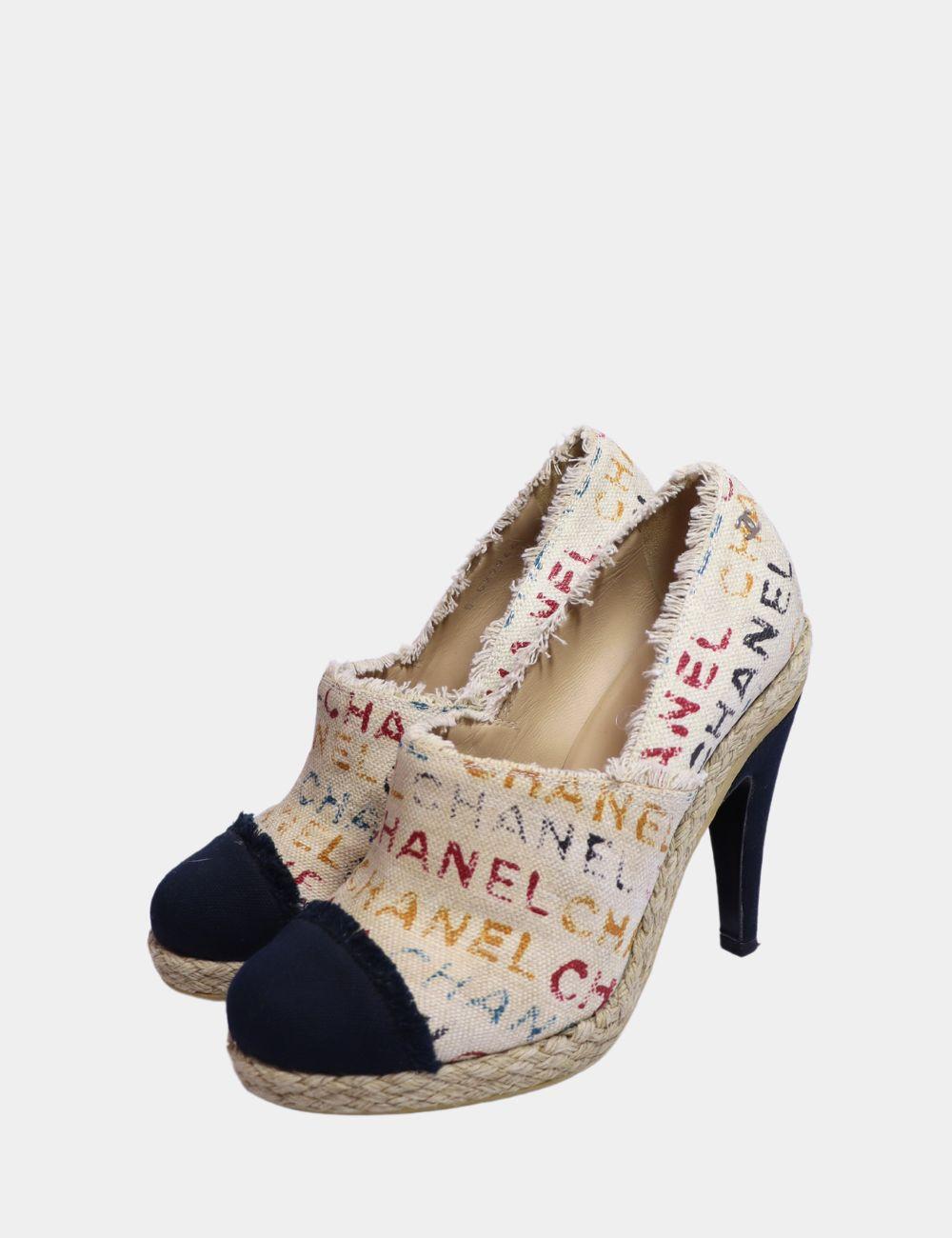 Beige Zoccoli Chanel con punta a cappuccio EU 38 in vendita