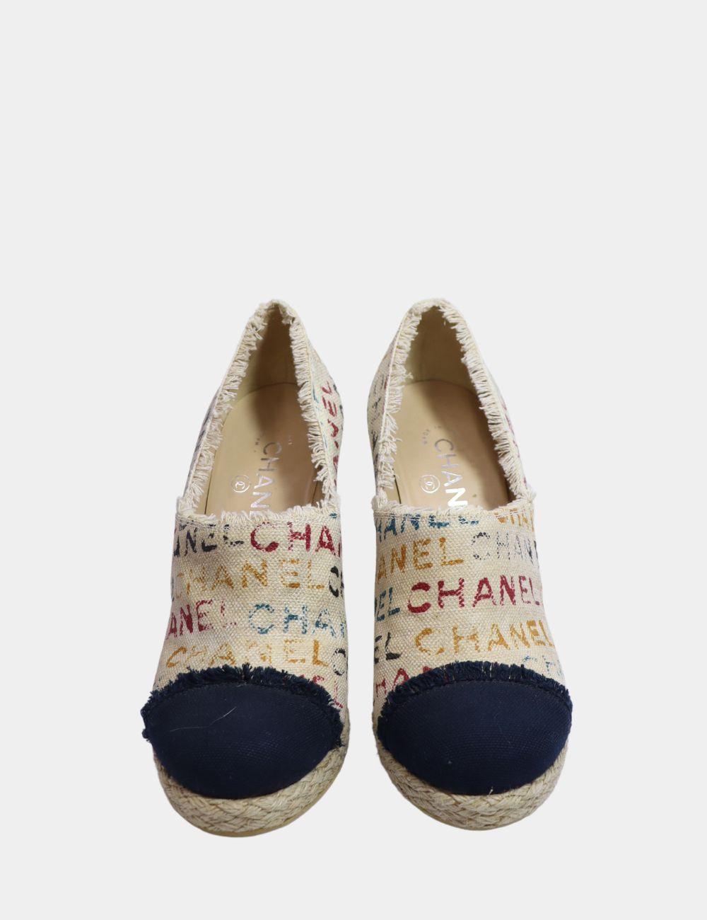 Zoccoli Chanel con punta a cappuccio EU 38 In condizioni buone in vendita a Amman, JO