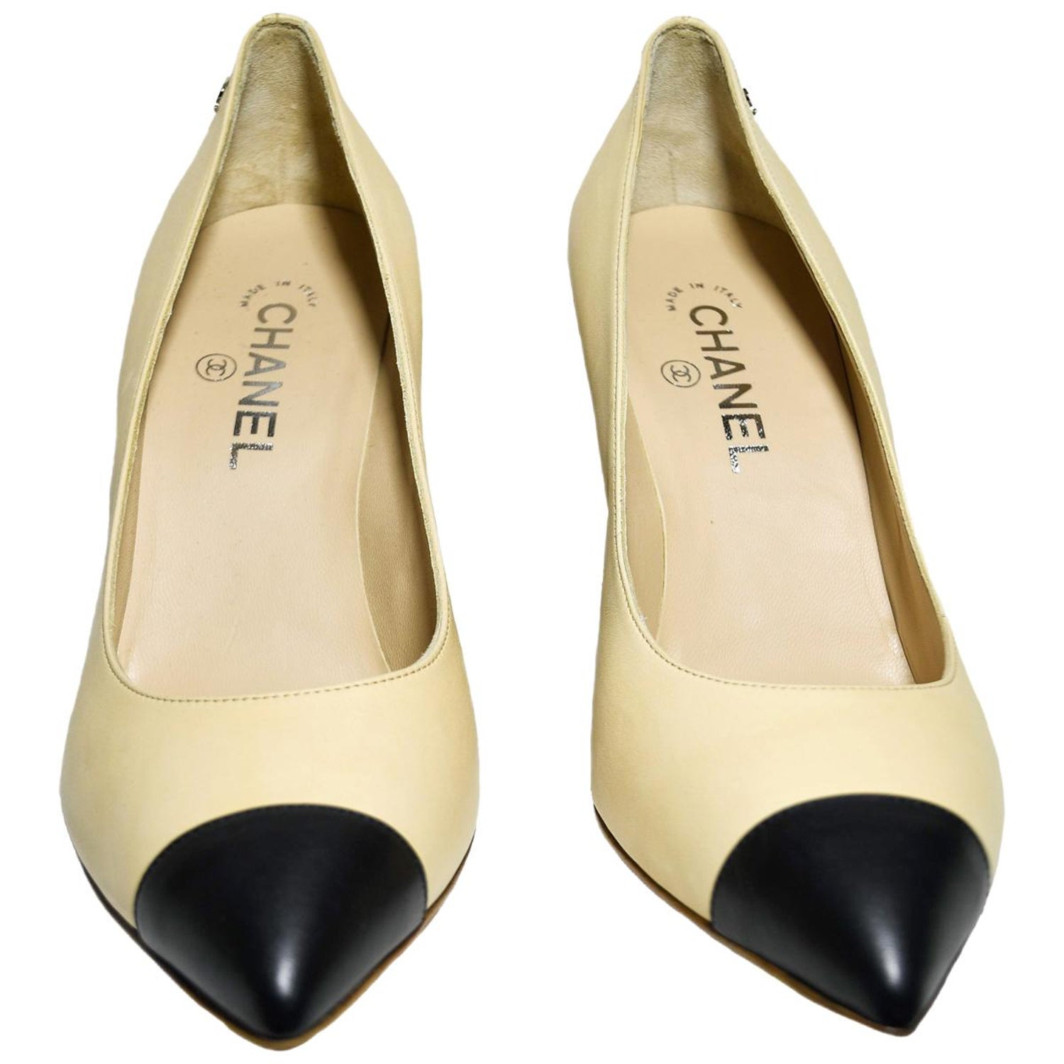 korrekt Kvinde sælger Chanel Cap Toe Pumps Beige and Black with CC Back Heels For Sale at 1stDibs  | beige heels with black toe, beige and black heels, beige and black cap toe  heels