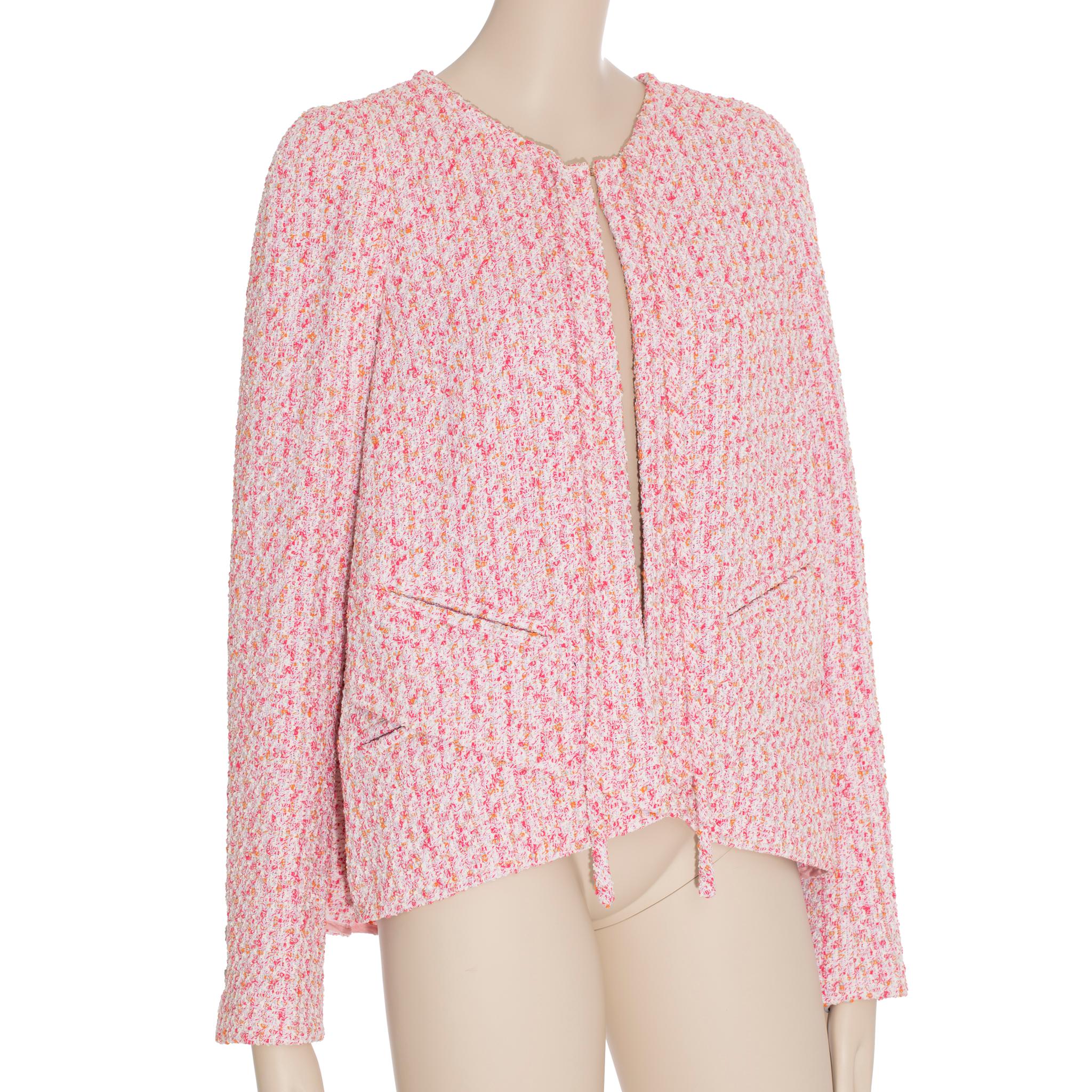 Cette cape/veste en tweed rose de Chanel est un ajout à la mode et à l'élégance de toute garde-robe. Doté d'un style cape raffiné, ce vêtement allie un design classique à une sophistication moderne. Parfait pour un dîner spécial ou une soirée, ce