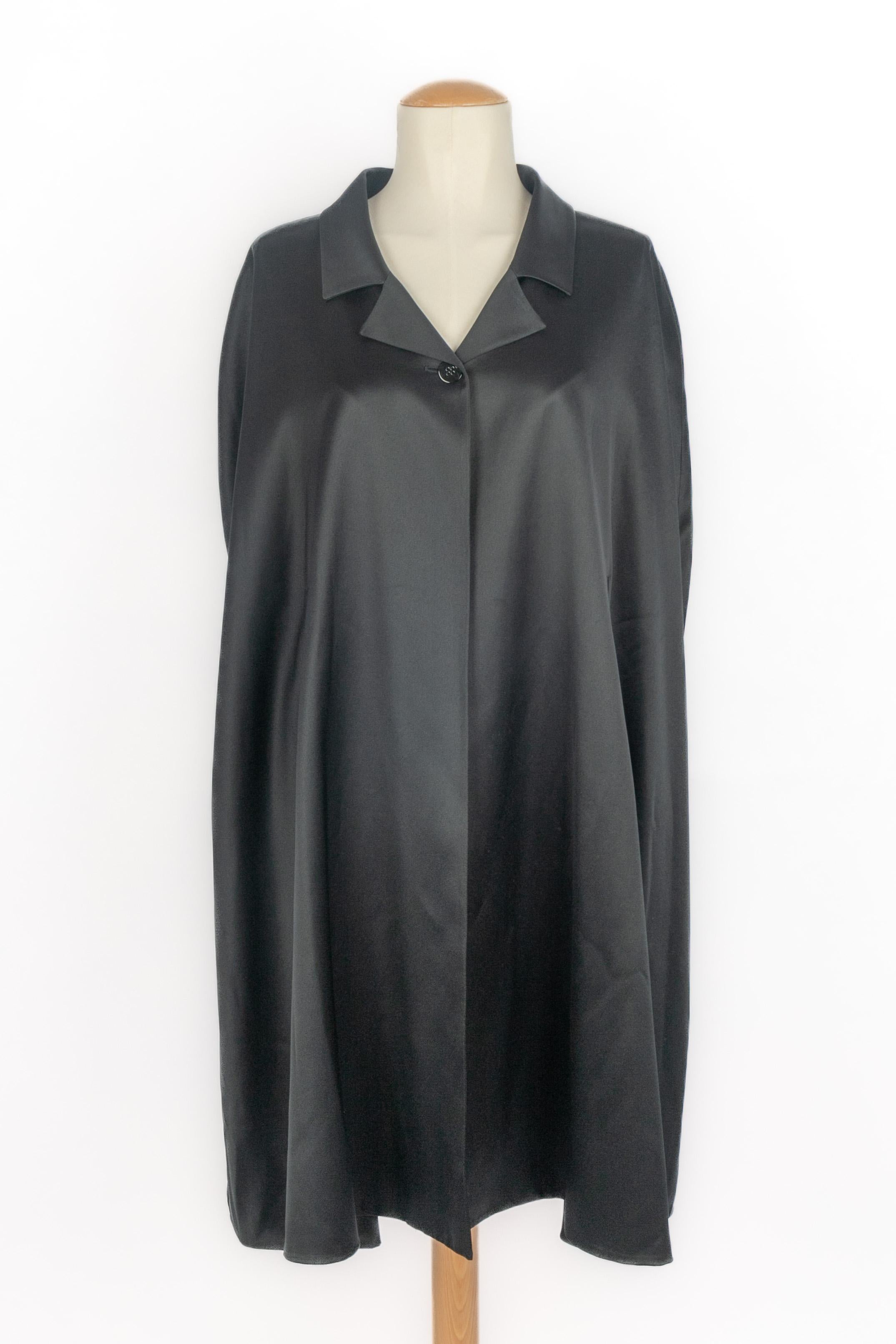 CHANEL - (Made in France) Schwarzer Seidenumhang mit Hemdkragen. Größe 44FR angegeben. Herbst-Winter-Kollektion 2001 unter der künstlerischen Leitung von Karl Lagerfeld.

Bedingung:
Sehr guter Zustand

Abmessungen:
Schulterbreite: 44 cm - Länge: 96