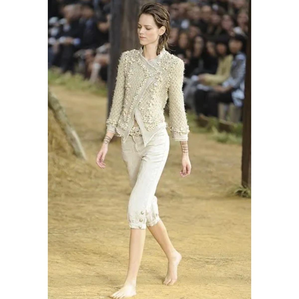 CHANEL S/S 2010 collection
Sand linen capri pants
Size FR  38
50% linen
50% cotton
Made in Italy
Flat measures.
Length cm. 77
Internal length cm. 51
Waist cm. 39
Hip cm, 46
Very good conditions