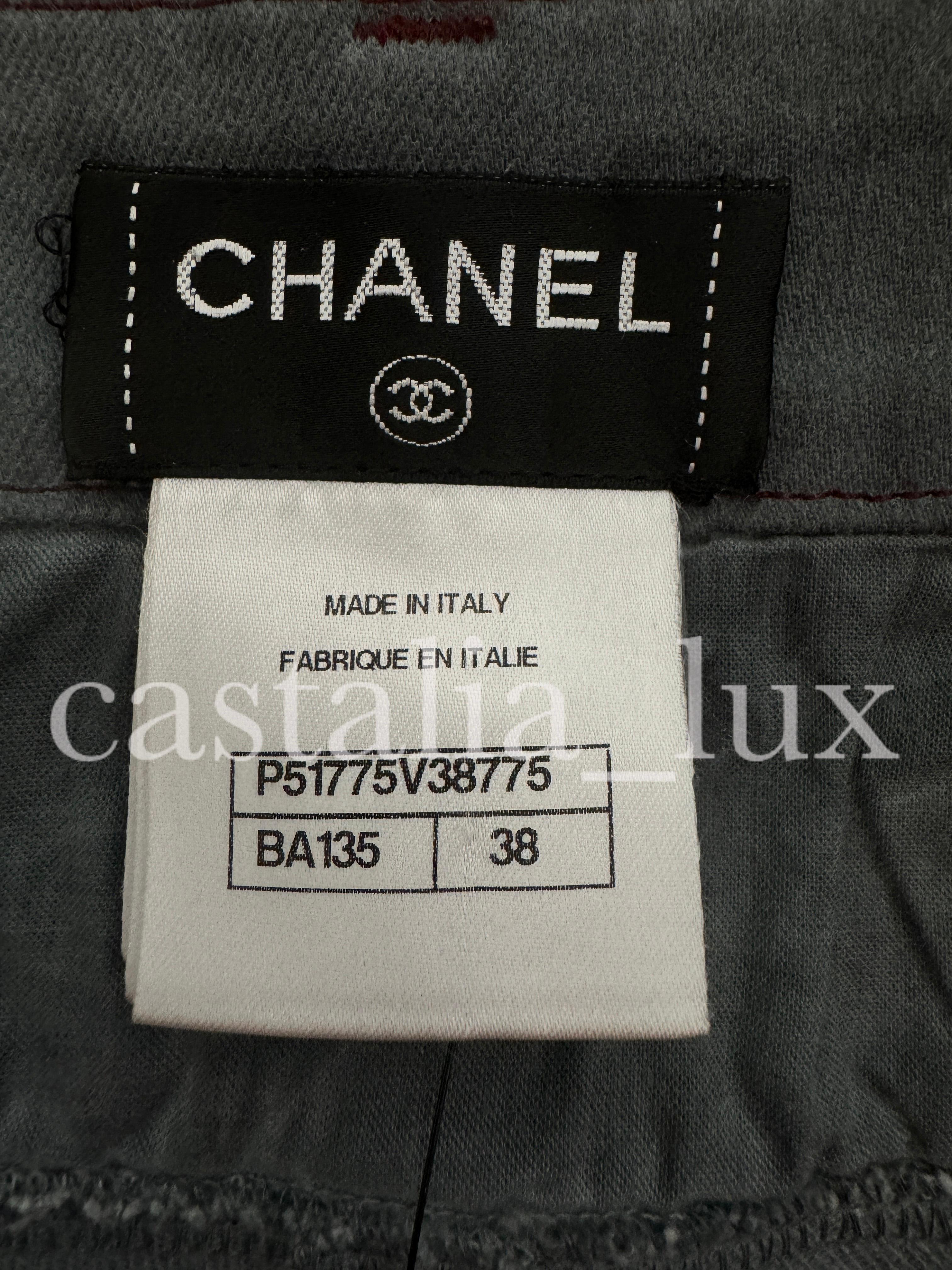 Chanel Cara Delevingne Stil Neu CC Jeans mit Knöpfen im Angebot 8