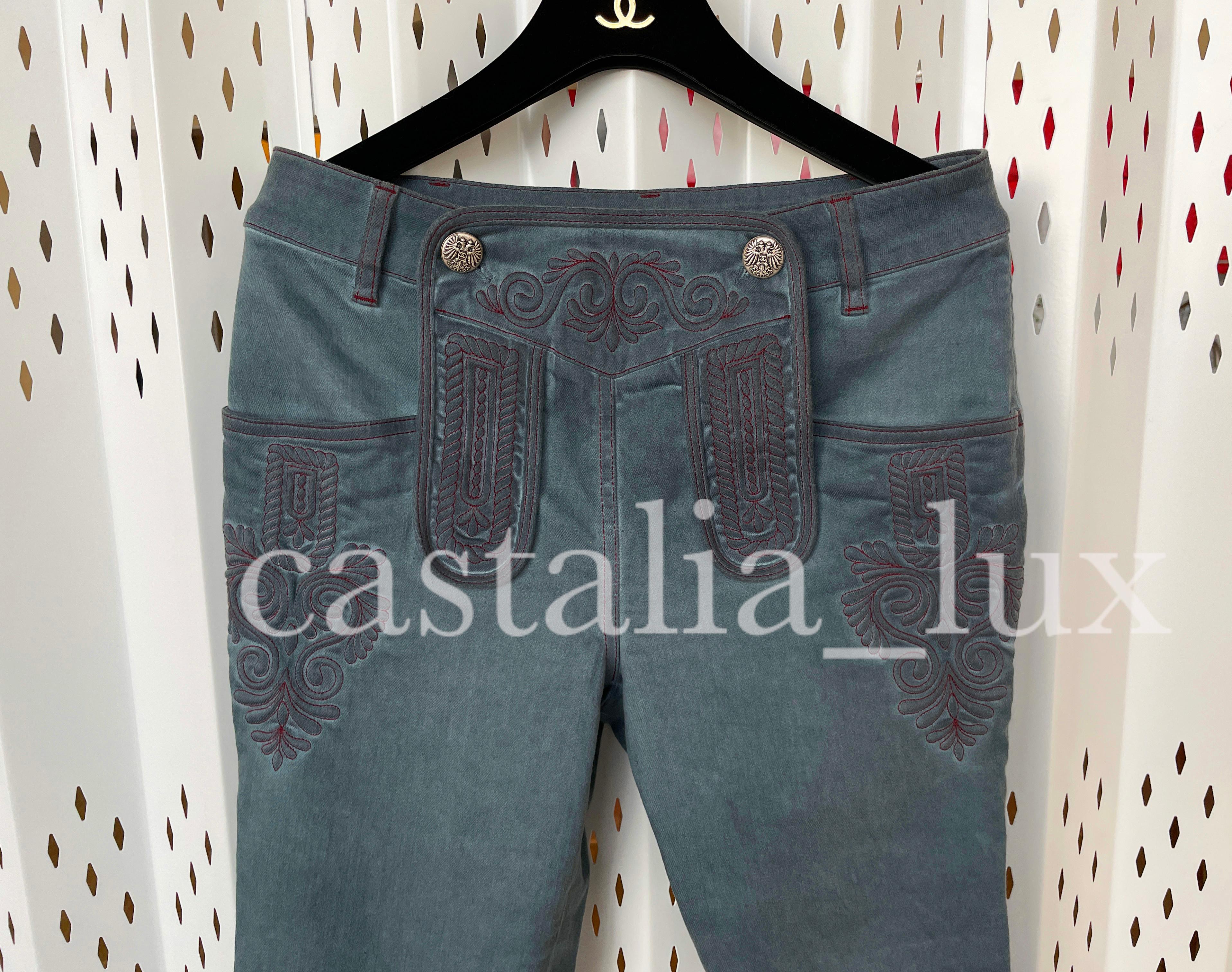 Chanel Cara Delevingne Stil Neu CC Jeans mit Knöpfen im Angebot 3