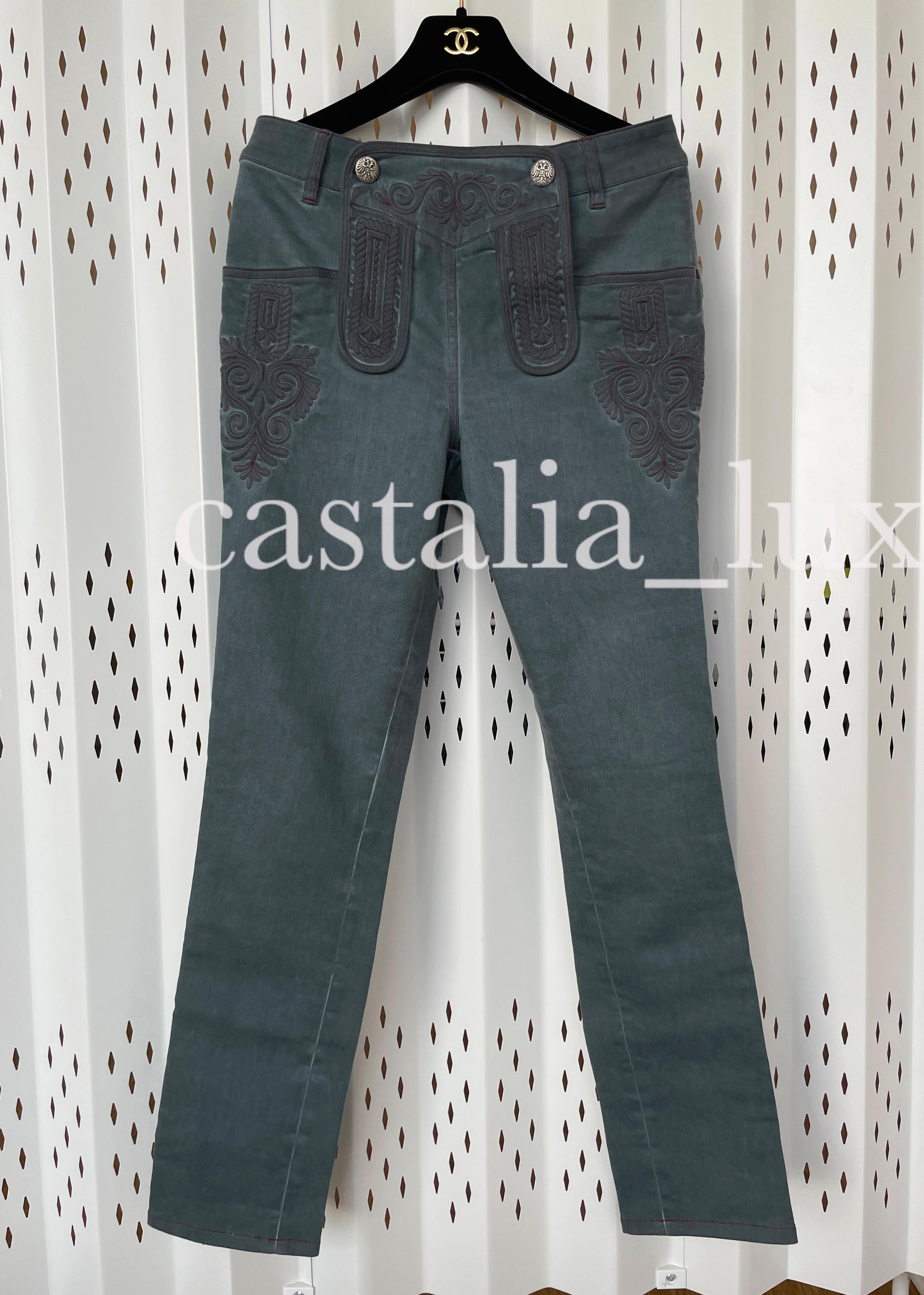Chanel Cara Delevingne Stil Neu CC Jeans mit Knöpfen im Angebot 4
