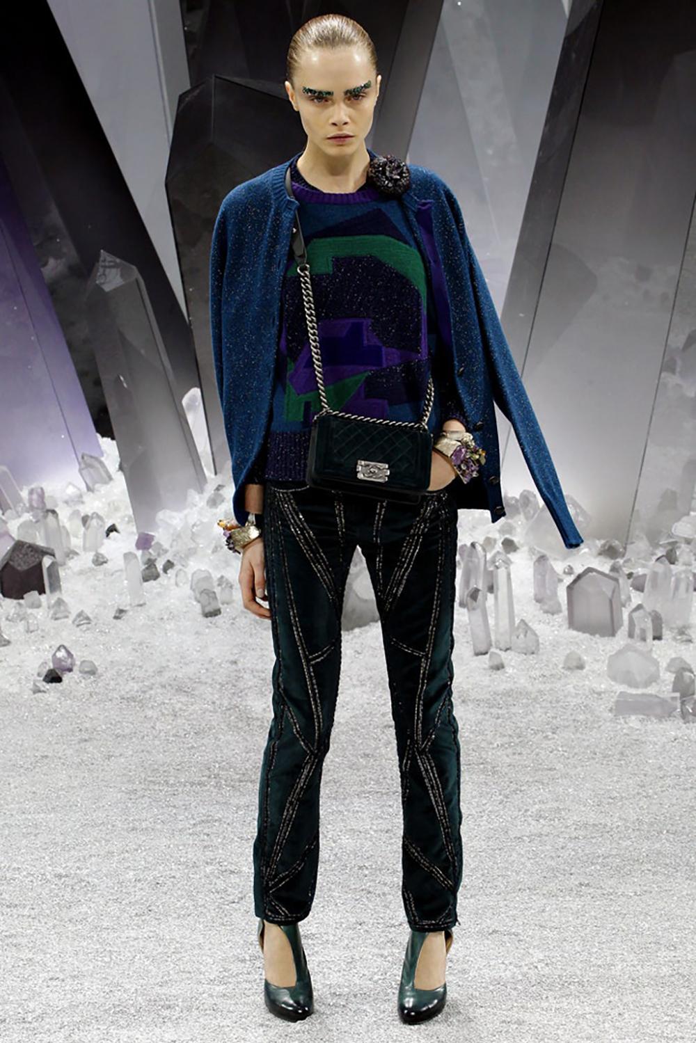As seen on Cara Delevingne on Catwalk!
Chanel cashmere cardigan with intricate shimmer and CC logo jewel Gripoix buttons.
- mosaic pattern at back
Size mark 34 FR / Condition is pristine