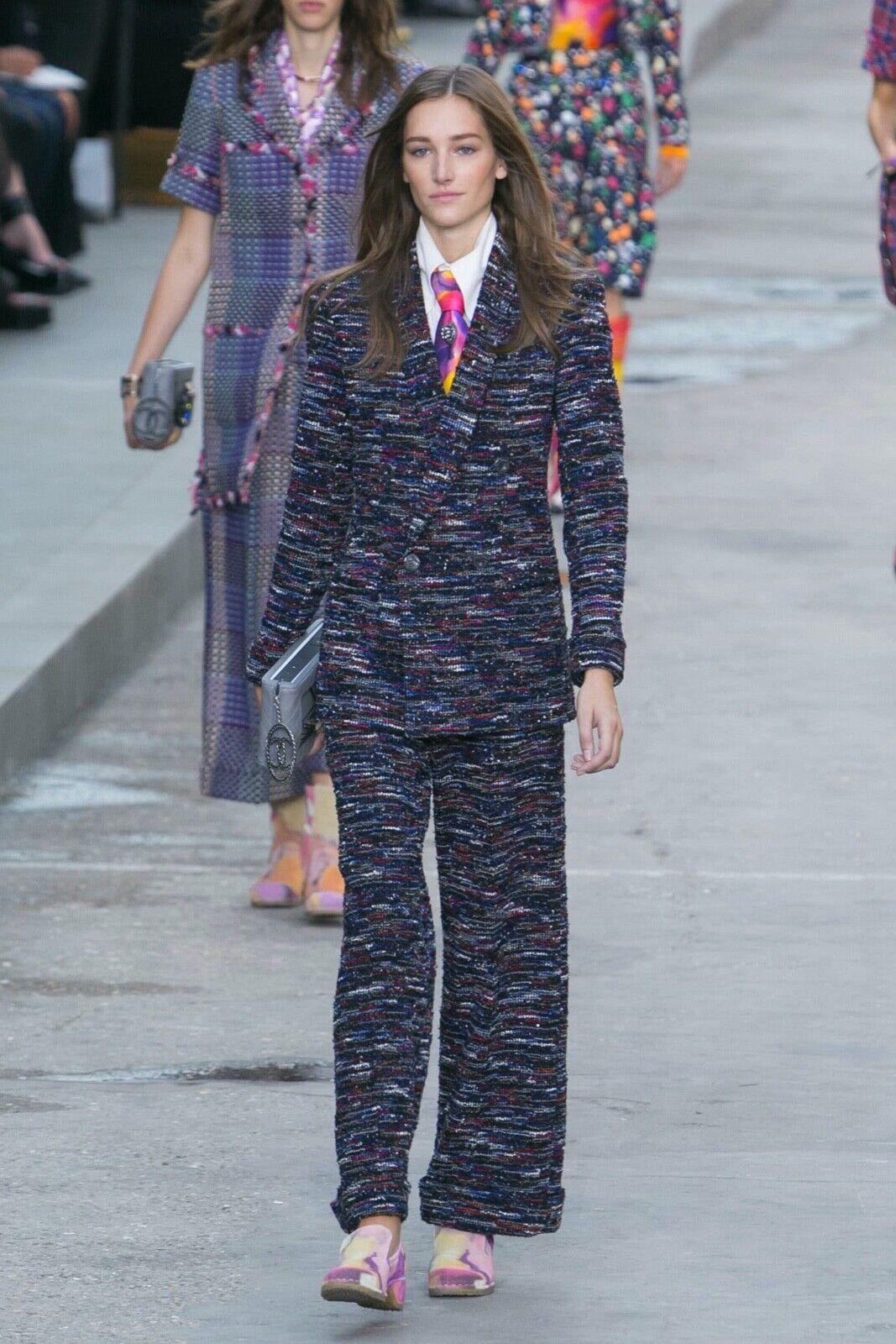 Chanel Cara Delevingne Stil Laufsteg Tweed-Jacke  im Angebot 1