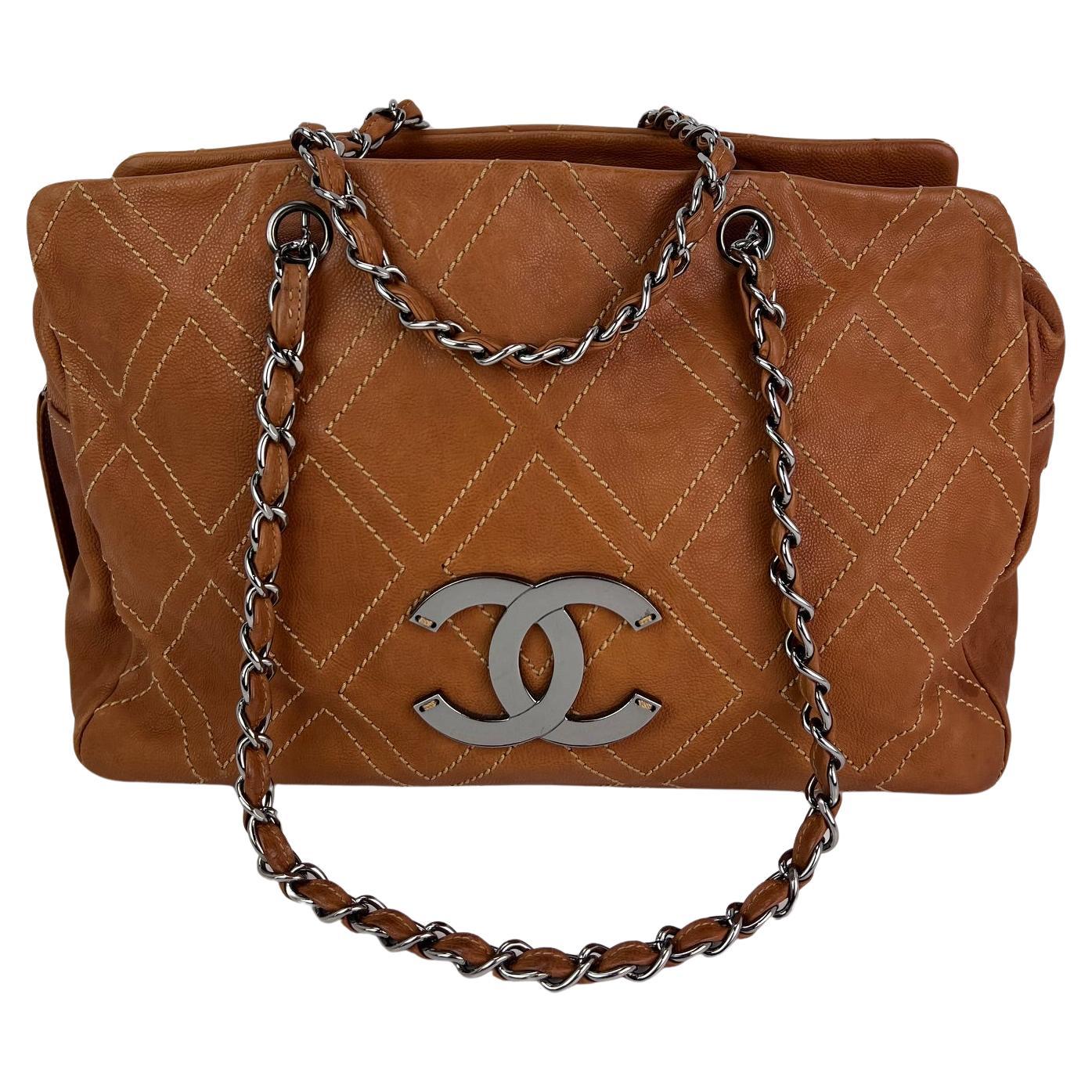 Chanel - Grand sac à main en cuir de veau caramel à points de diamant