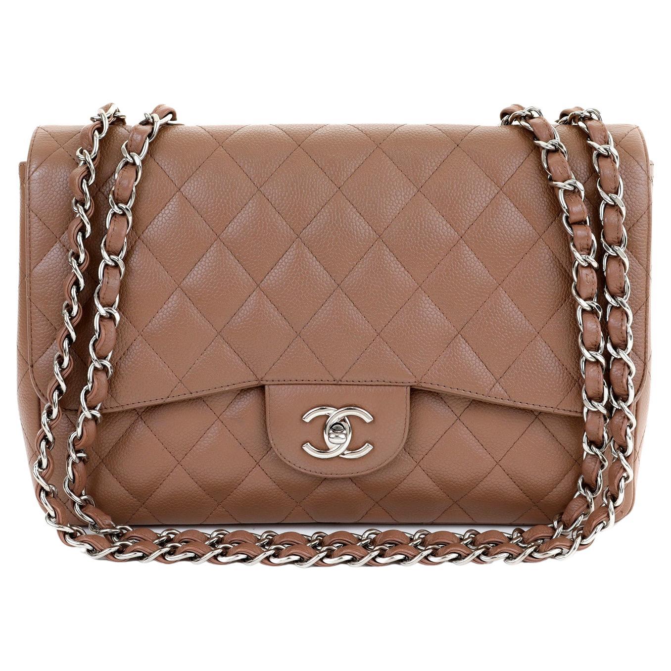 Chanel - Sac à rabat classique Jumbo Caramel Caviar 