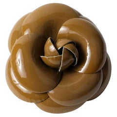 Spilla a forma di fiore di camelia grande in pelle verniciata color caramello di Chanel