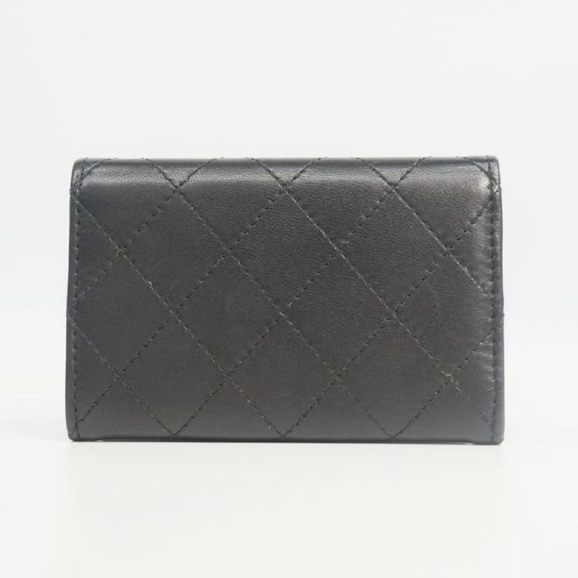 An authentic CHANEL card case matelasse coco mark Womens Pass Case black. The color is Black. The outside material is Leather. The pattern is matelasse  coco mark. This item is Contemporary. The year of manufacture would be 2018.
Rank
Same as S new
