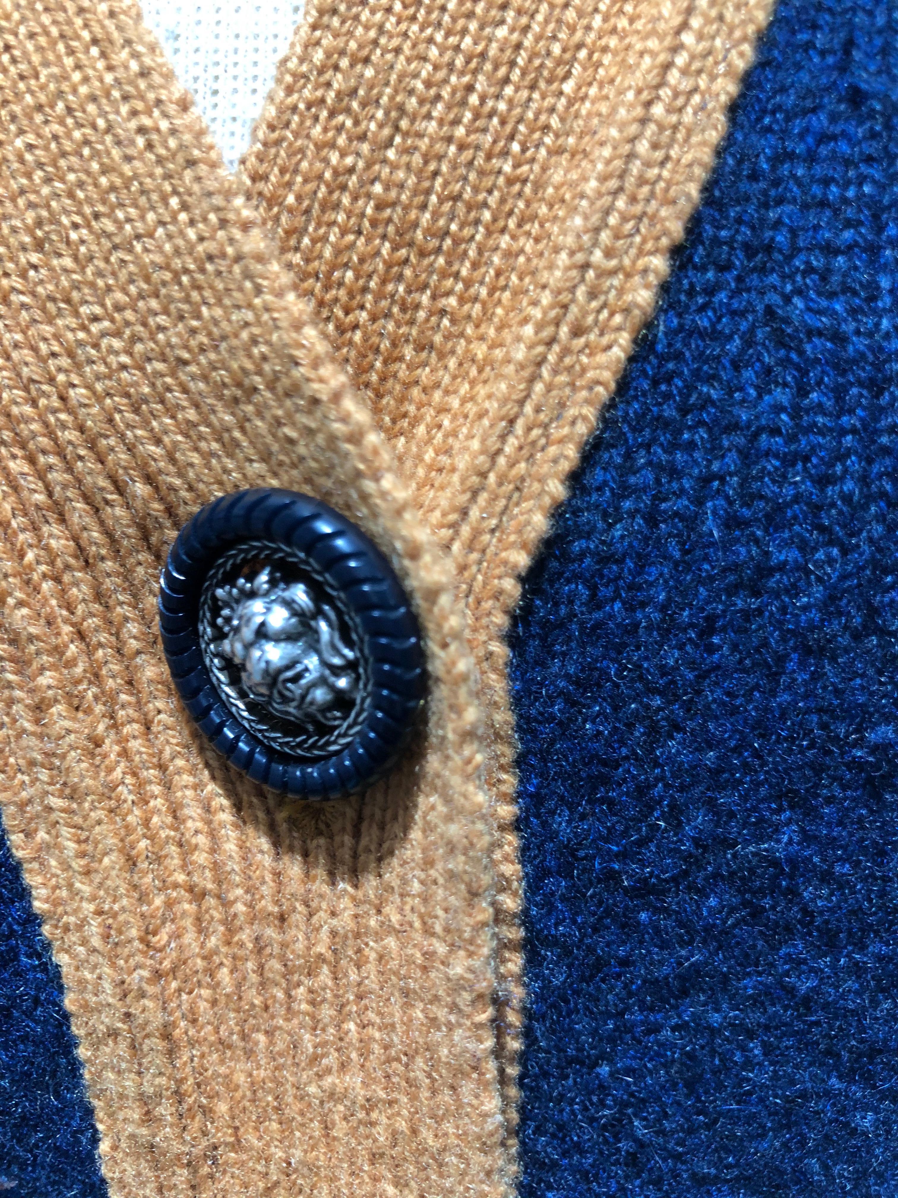 Lovely Chanel cardigan in cashmere blue with pumpkin trim and liond head buttons.
very good condition.
fits a size small.


measurements
 Length 25