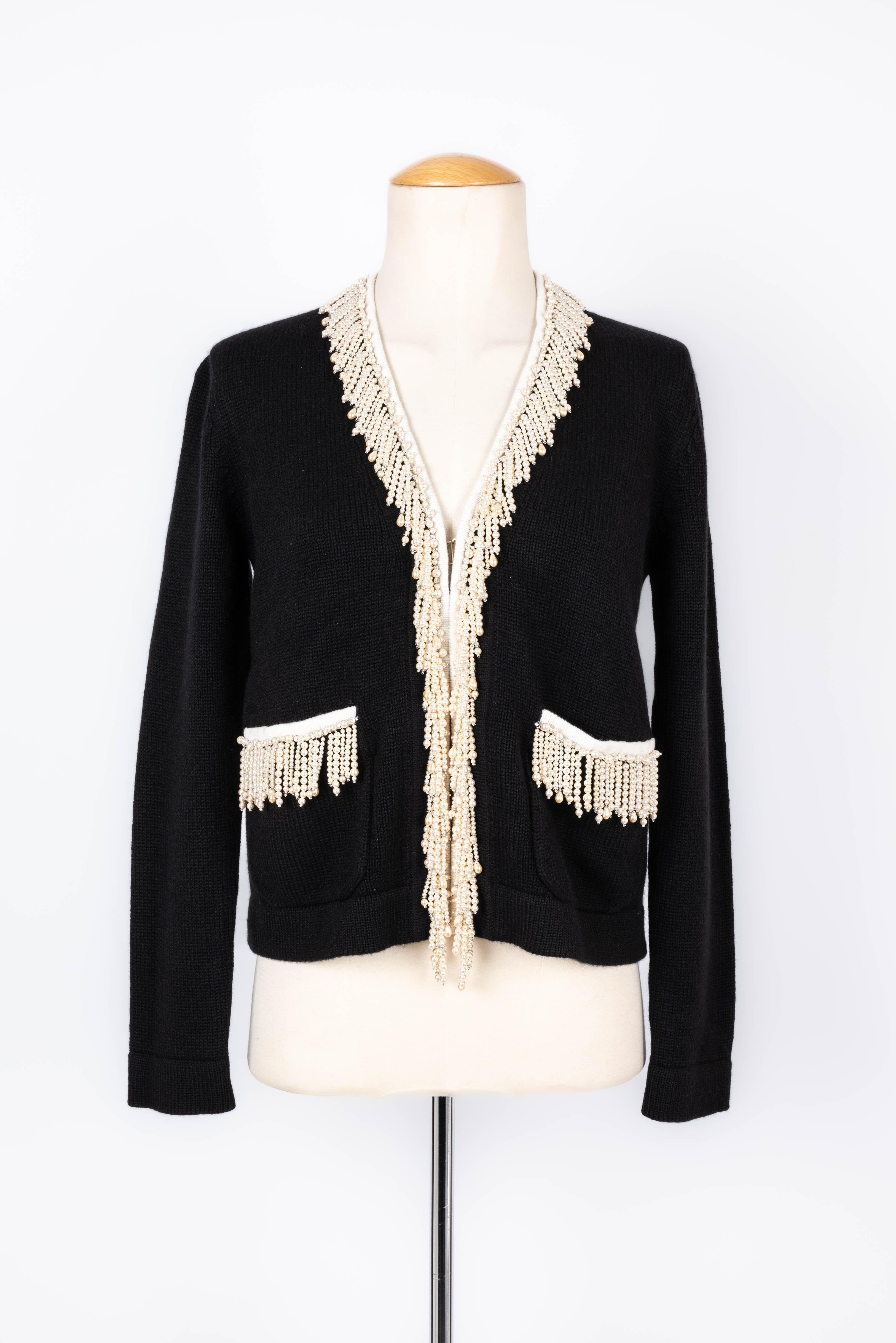 CHANEL - (Made in Italy) Cardigan in cashmere edged with costume pearls and rhinestones. Fall-Winter 2021 Ready-to-wear Collection. Size 34FR.

Condition:
Never worn, with label

Dimensions:
Shoulder width: 40 cm - Sleeve length: 59 cm - Length: 55