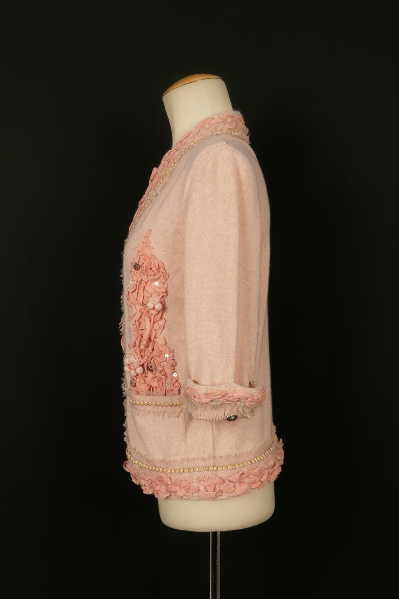 Chanel - (Made in Italy) Cardigan in pink cashmere enhanced with ribbons, pearls... Size 40FR. To be noted, a small defect in the mesh in the back of the cardigan.

Additional information:
Condition: Very good condition
Dimensions: Shoulder width: